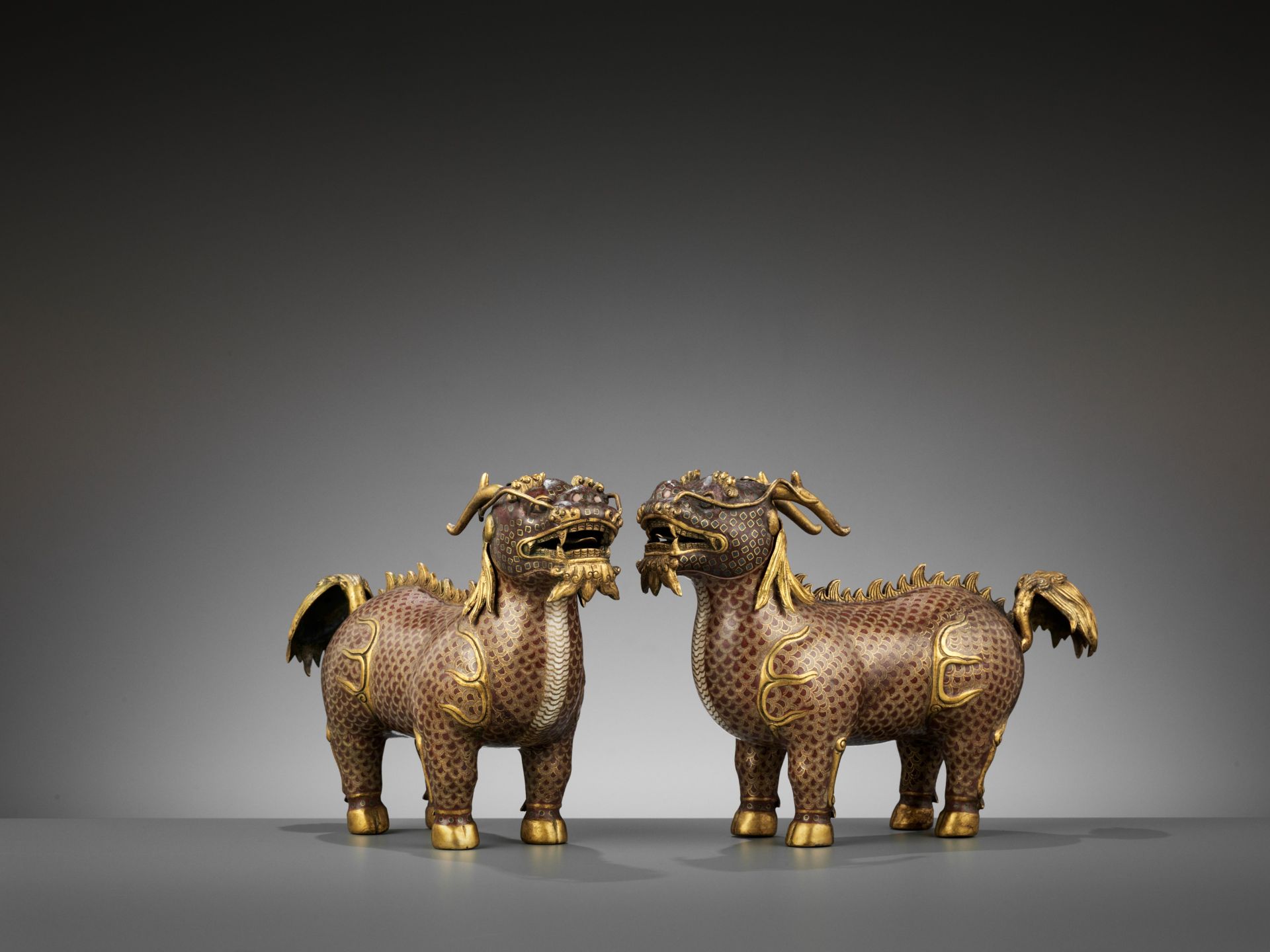 A PAIR OF CLOISONNE ENAMEL FIGURES OF QILIN, QING DYNASTY - Bild 2 aus 7