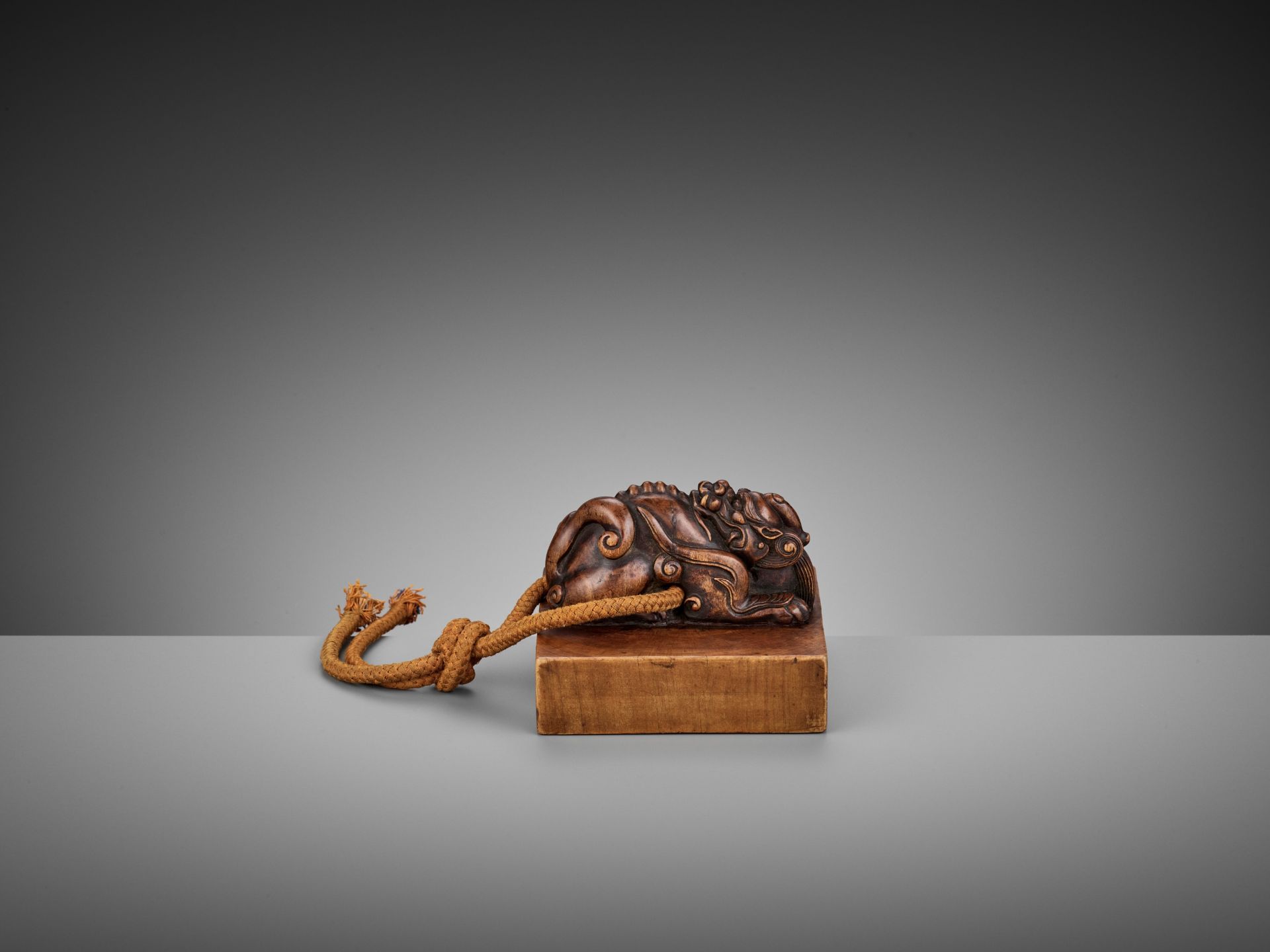 A CARVED SANDALWOOD 'RECUMBENT DRAGON' SEAL, QIANLONG CHENHAN - Image 12 of 17