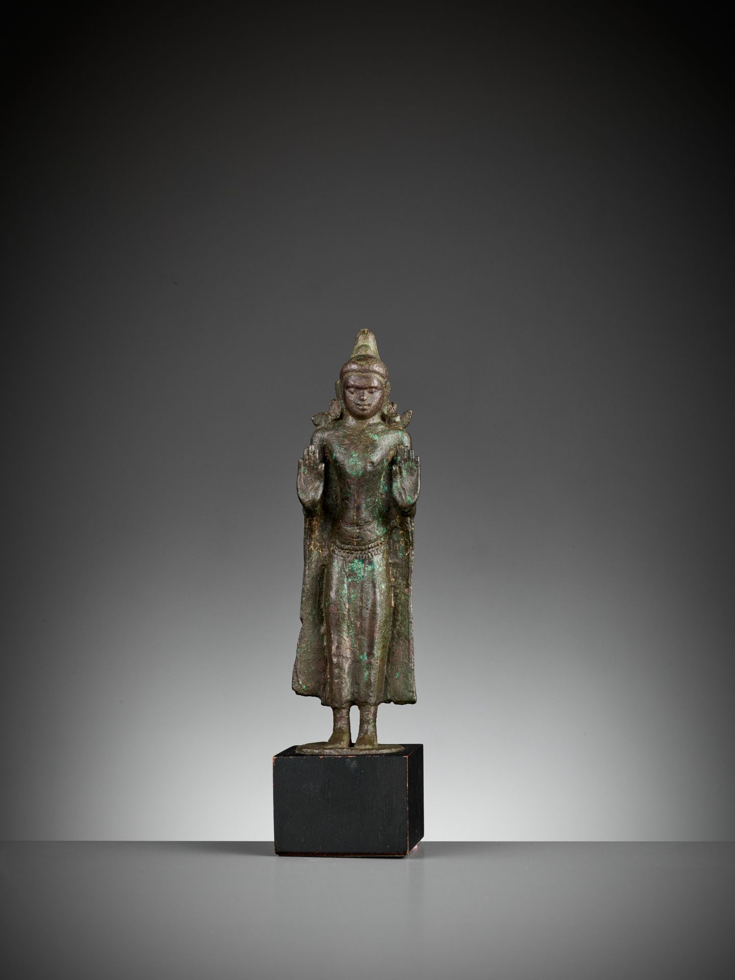 A KURKIHAR-STYLE BRONZE FIGURE OF A CROWNED BUDDHA, BIHAR - Image 9 of 10