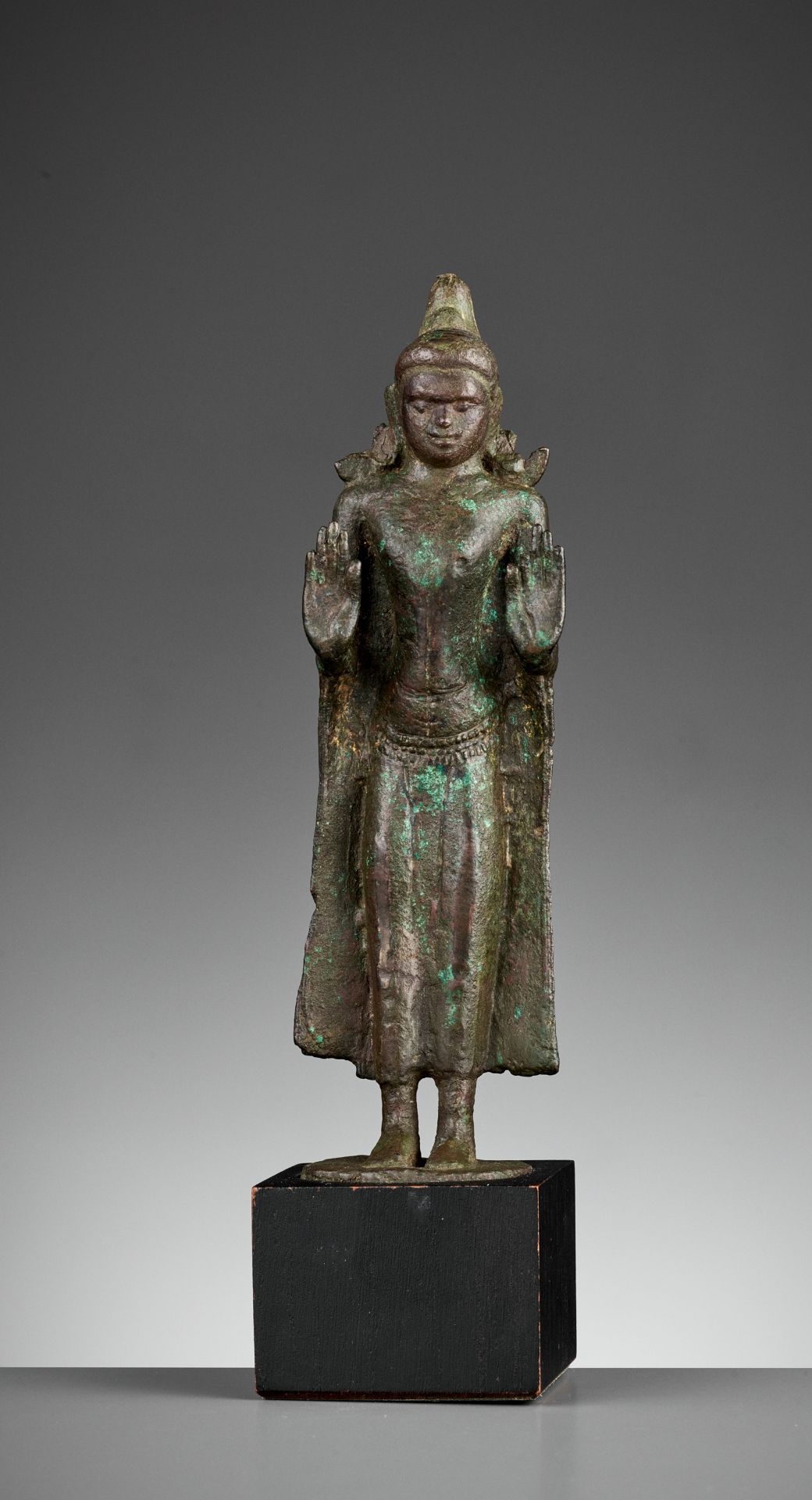 A KURKIHAR-STYLE BRONZE FIGURE OF A CROWNED BUDDHA, BIHAR