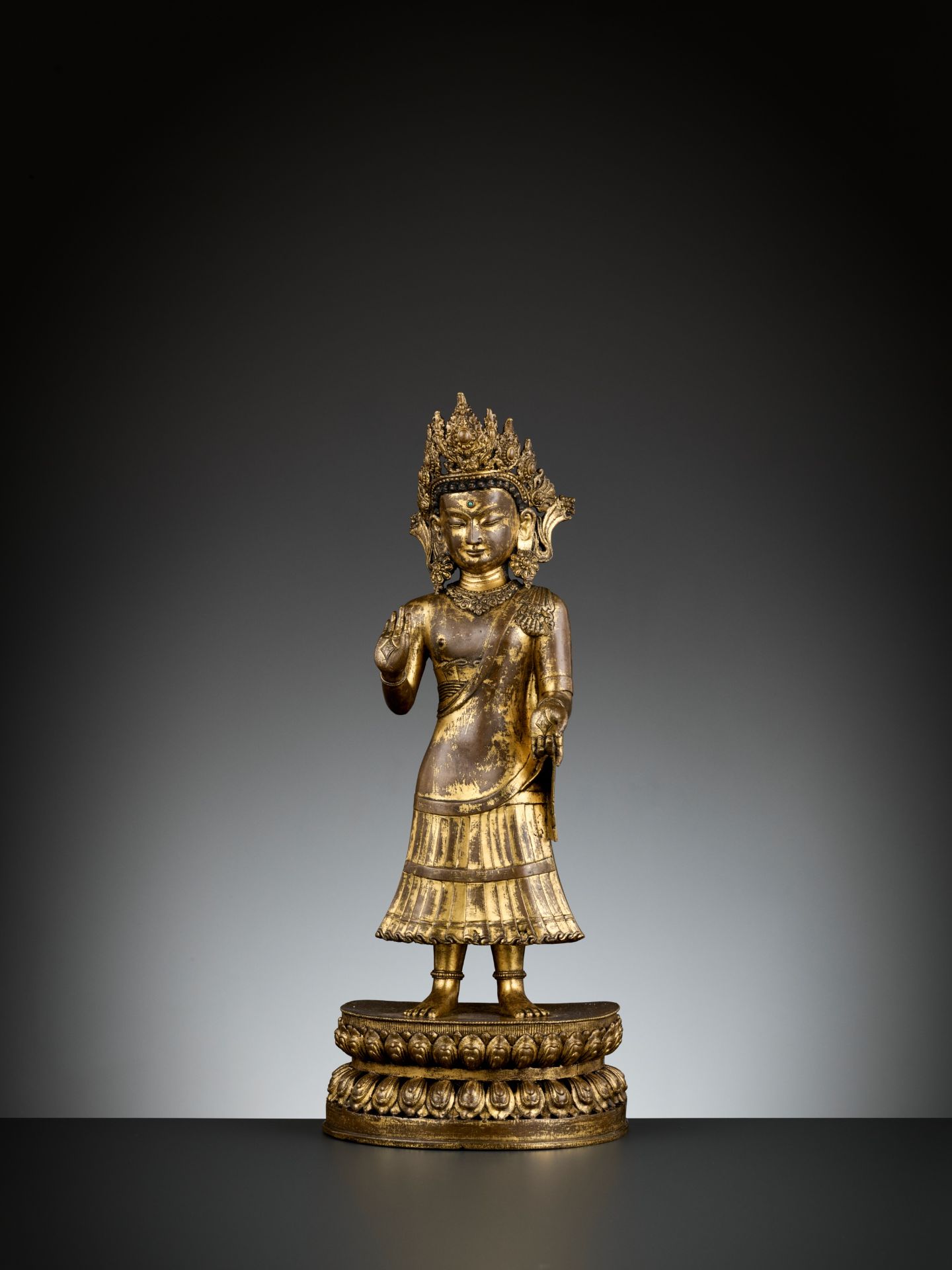 AN EXCEEDINGLY RARE GILT BRONZE FIGURE OF DIPANKARA BUDDHA, LATE MALLA, THREE KINGDOMS PERIOD - Image 6 of 14
