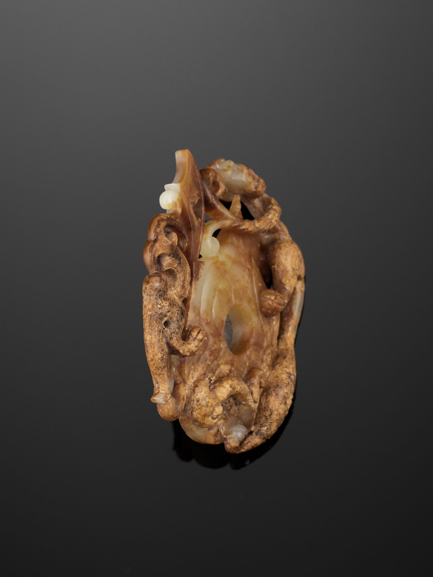 A CELADON AND RUSSET JADE SHE-SHAPED 'CHILONG AND PHOENIX' PLAQUE, HAN DYNASTY - Image 5 of 9