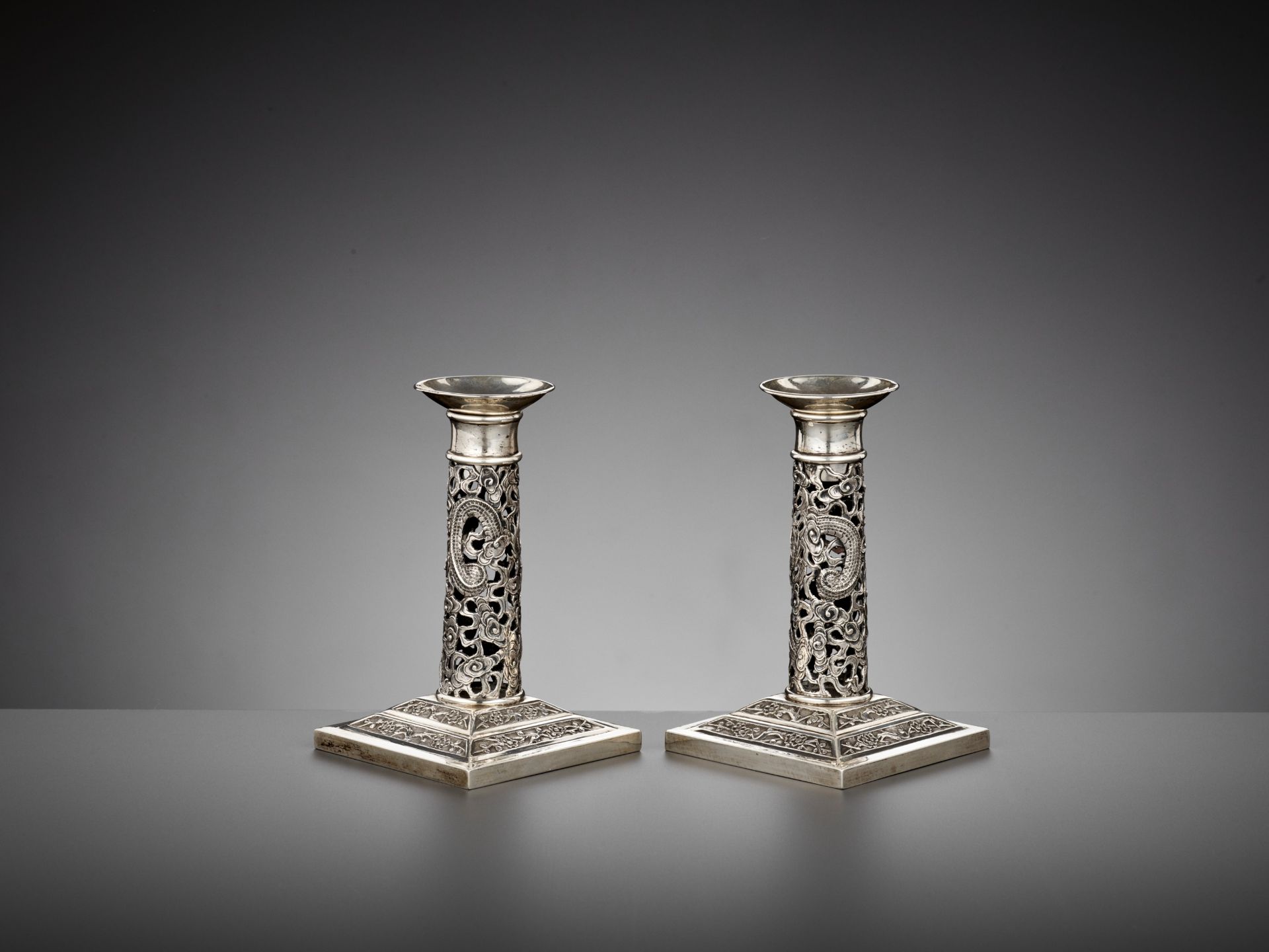 A PAIR OF RETICULATED SILVER CANDLESTICKS, WANG HING, LATE QING DYNASTY - Bild 7 aus 15