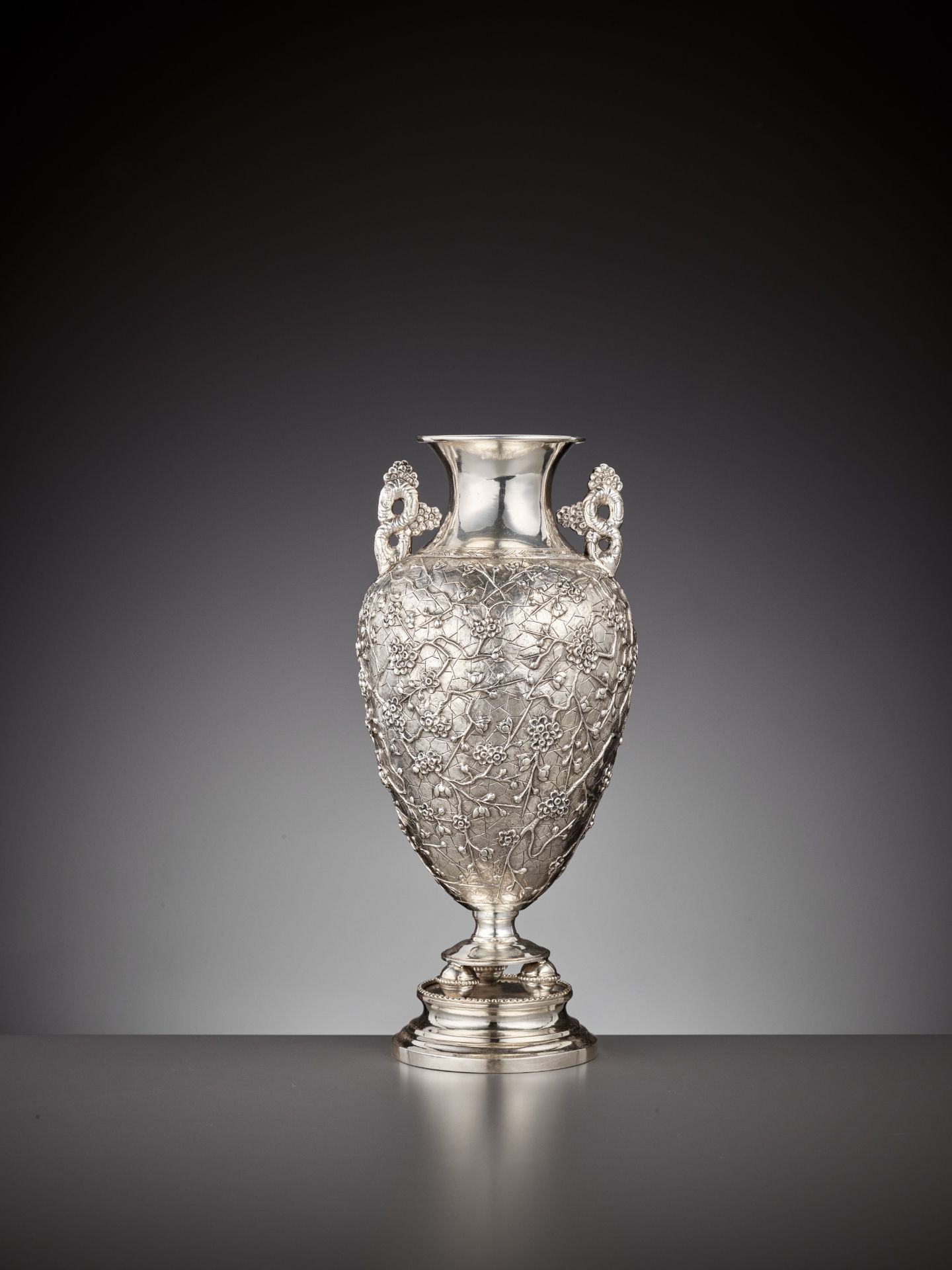 A 'PRUNUS' SILVER PRESENTATION VASE, WANG HING, LATE QING DYNASTY - Image 5 of 10