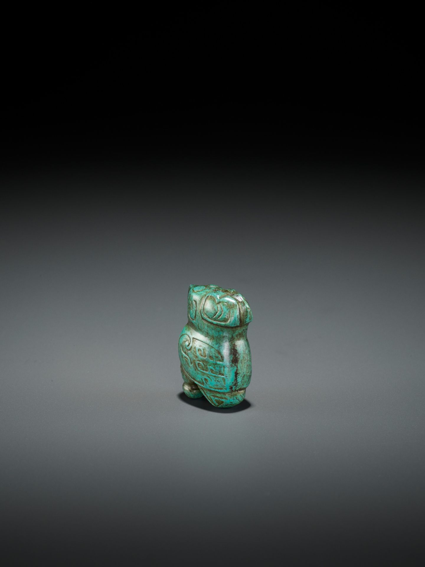 A TURQUOISE MATRIX PENDANT DEPICTING AN OWL, LATE SHANG DYNASTY - Image 3 of 13