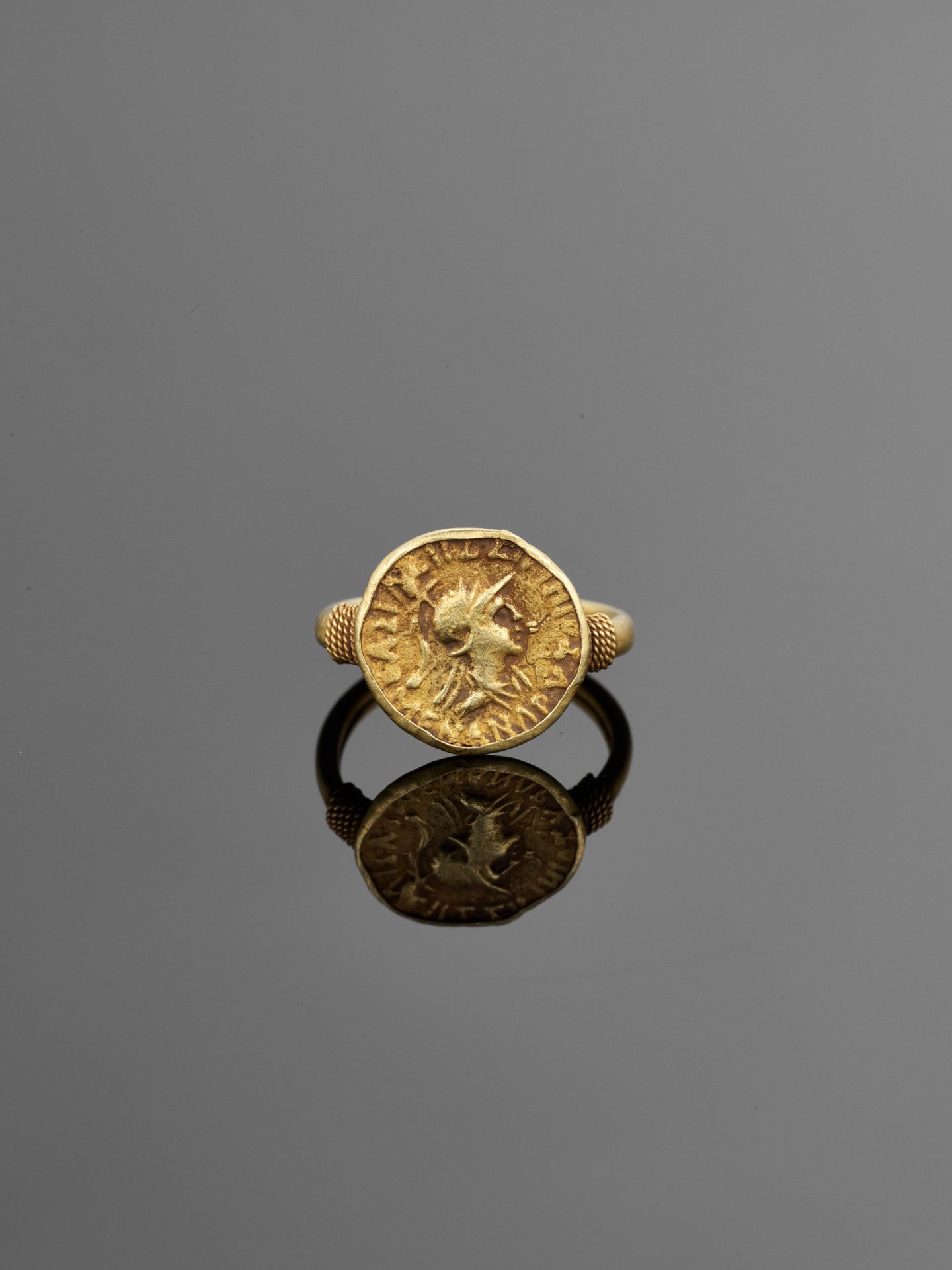 A SET OF EIGHT ANCIENT GANDHARA COIN GOLD RINGS - Image 9 of 14