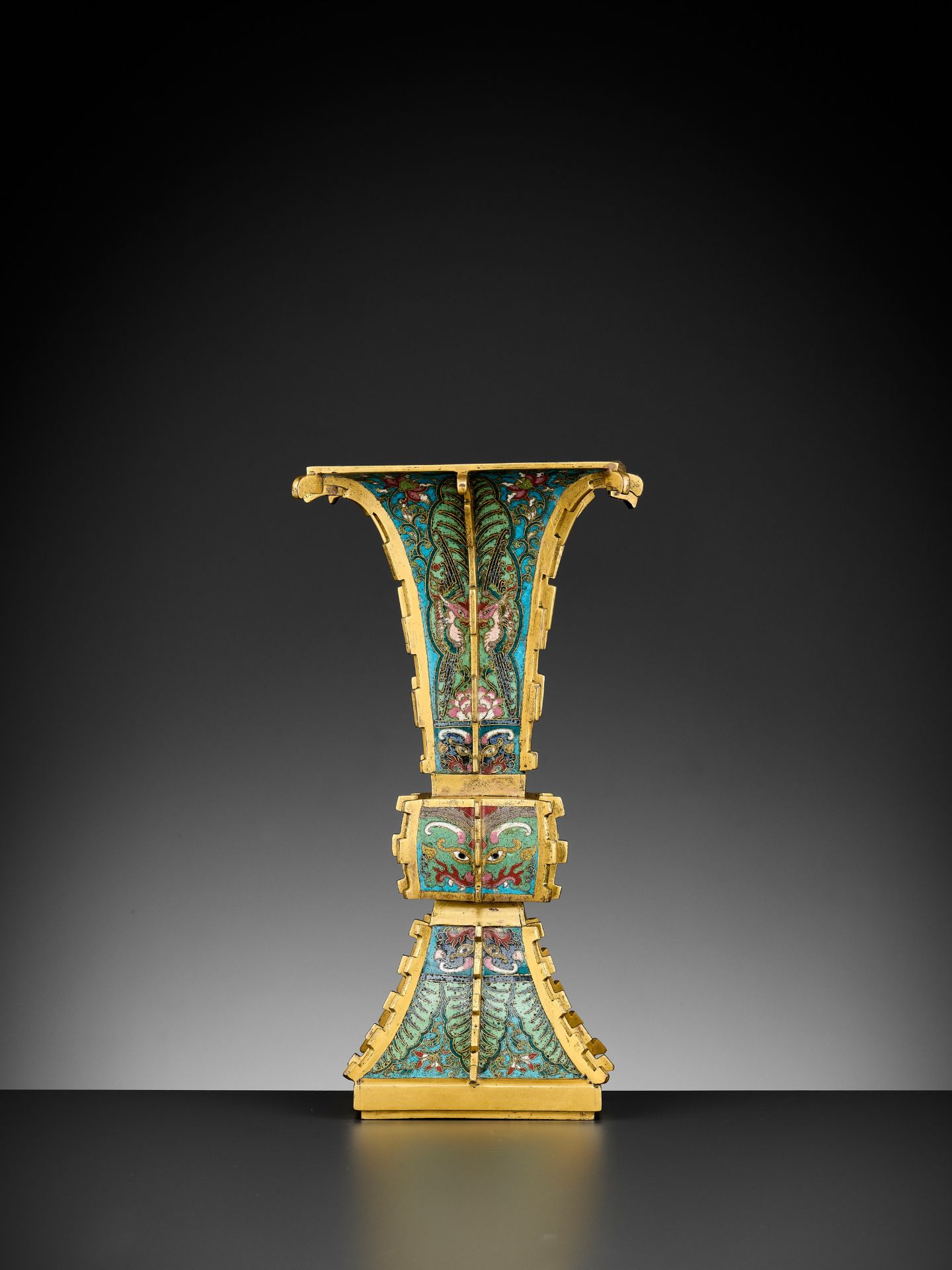 A GILT-BRONZE CLOISONNE ENAMEL VASE, FANG GU, YONGZHENG TO QIANLONG PERIOD - Bild 12 aus 19