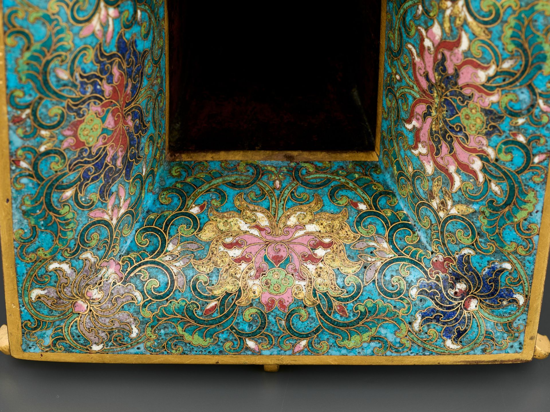 A GILT-BRONZE CLOISONNE ENAMEL VASE, FANG GU, YONGZHENG TO QIANLONG PERIOD - Bild 16 aus 19