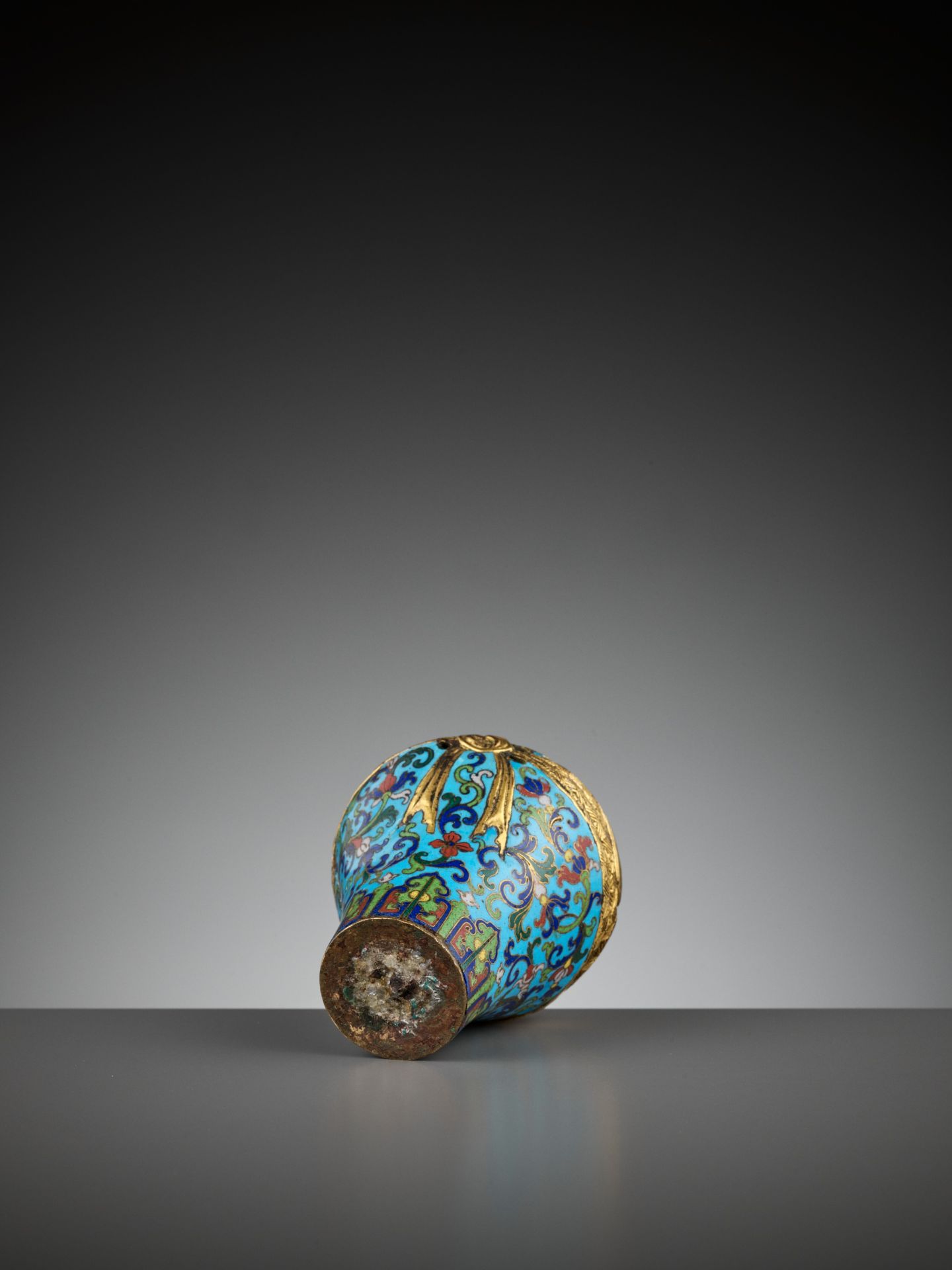 A RARE CLOISONNE ENAMEL 'SASH-TIED' BALUSTER VASE, ATTRIBUTED TO THE IMPERIAL WORKSHOPS, QIANLONG - Image 9 of 10