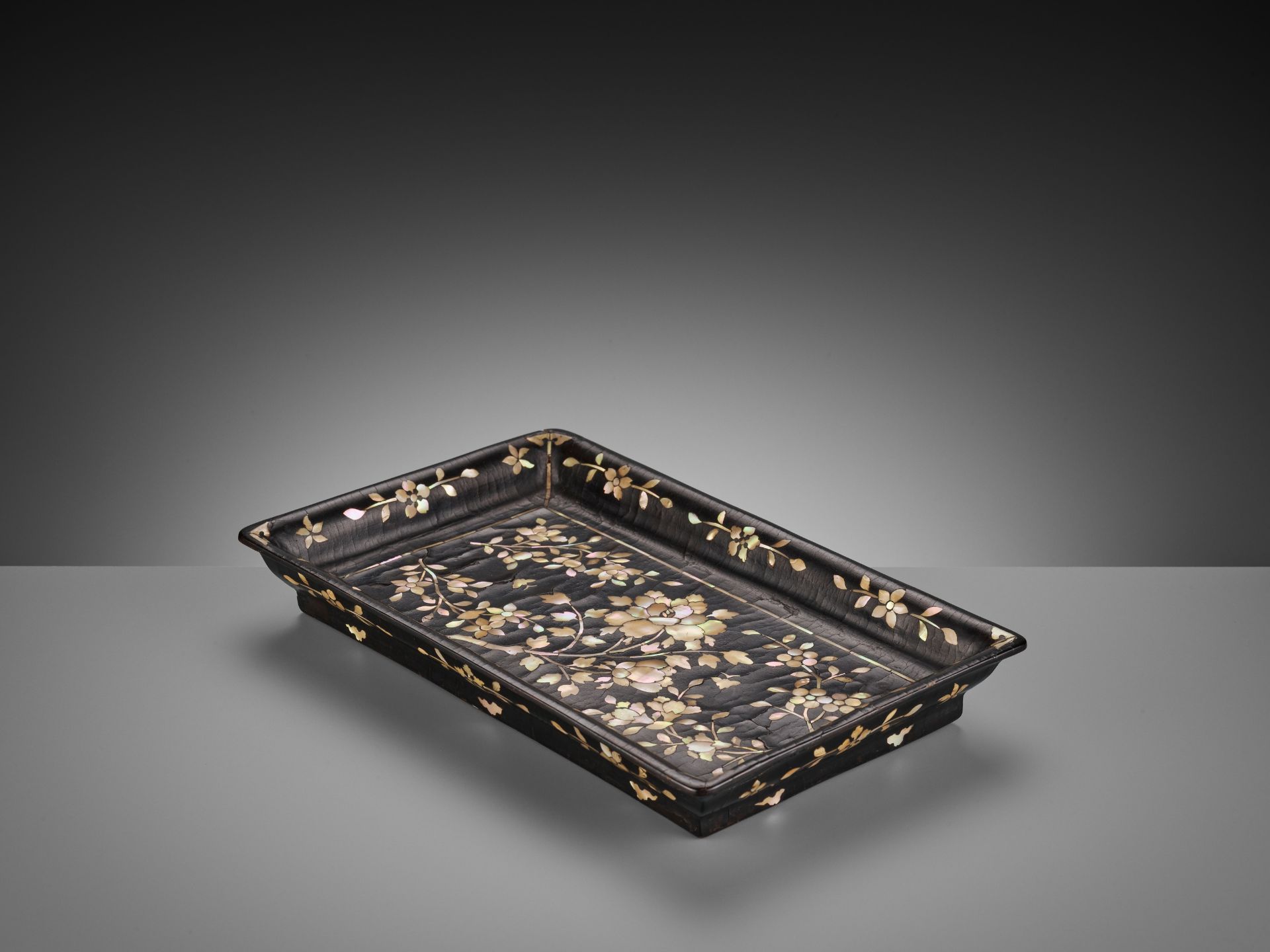 A MOTHER-OF-PEARL INLAID BLACK LACQUER 'PEONY' TRAY, MING DYNASTY - Image 9 of 12