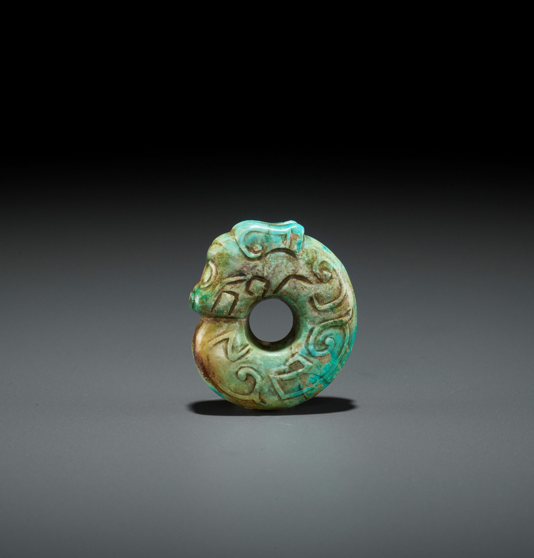 A TURQUOISE MATRIX 'PIG-DRAGON' PENDANT, SHANG TO WESTERN ZHOU DYNASTY