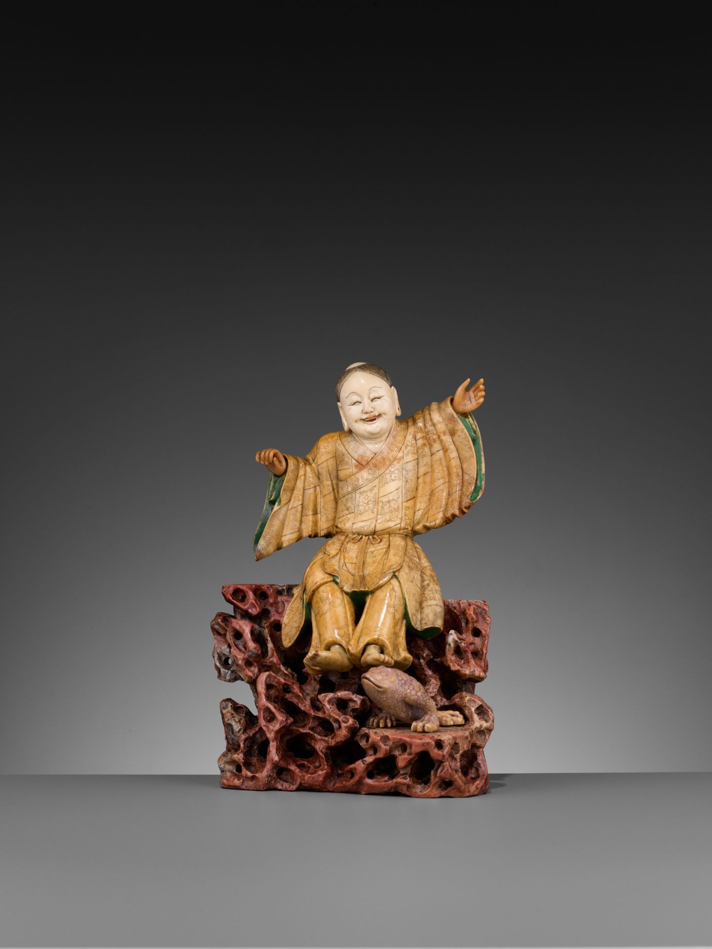 A LARGE SOAPSTONE FIGURE OF LIU HAI, 17TH CENTURY - Image 4 of 11