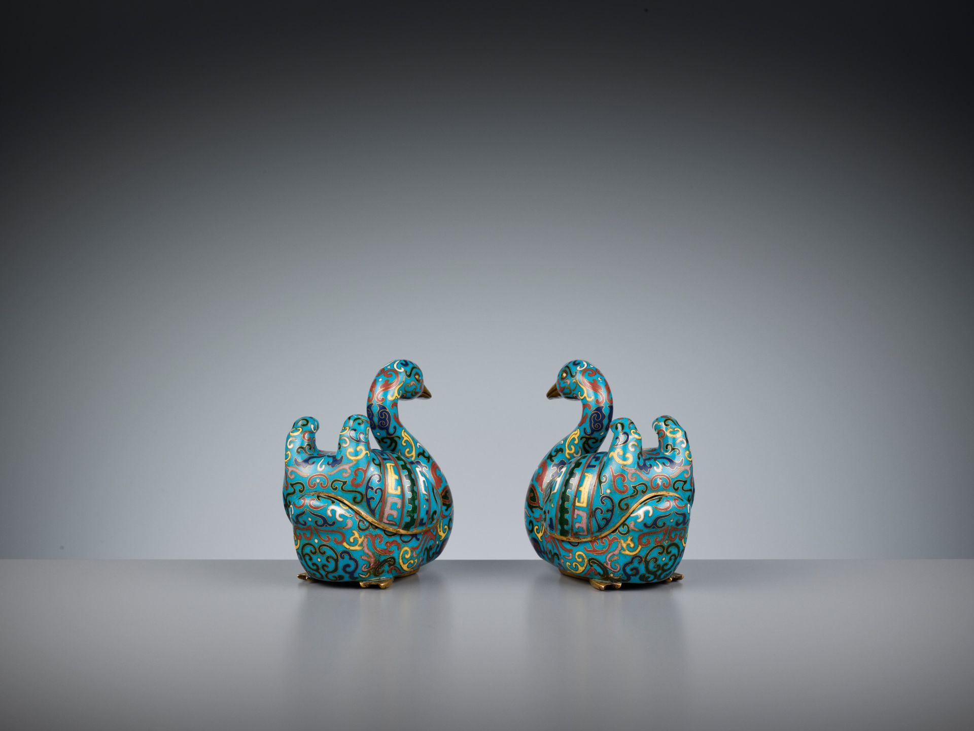 A PAIR OF GILT-BRONZE CLOISONNE ENAMEL 'DUCK' CENSER AND COVERS, LATE QING DYNASTY - Image 3 of 11