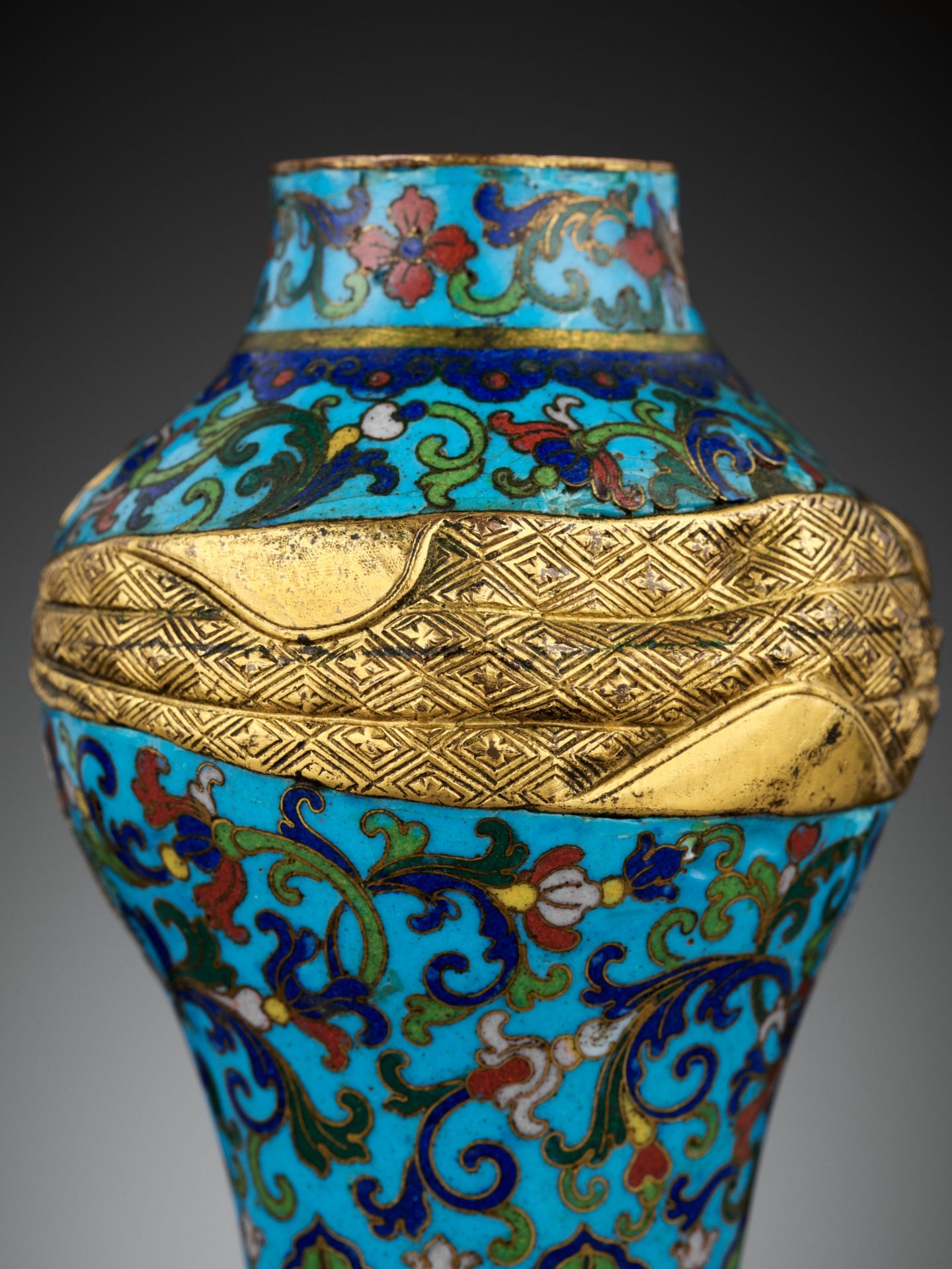 A RARE CLOISONNE ENAMEL 'SASH-TIED' BALUSTER VASE, ATTRIBUTED TO THE IMPERIAL WORKSHOPS, QIANLONG - Image 10 of 10
