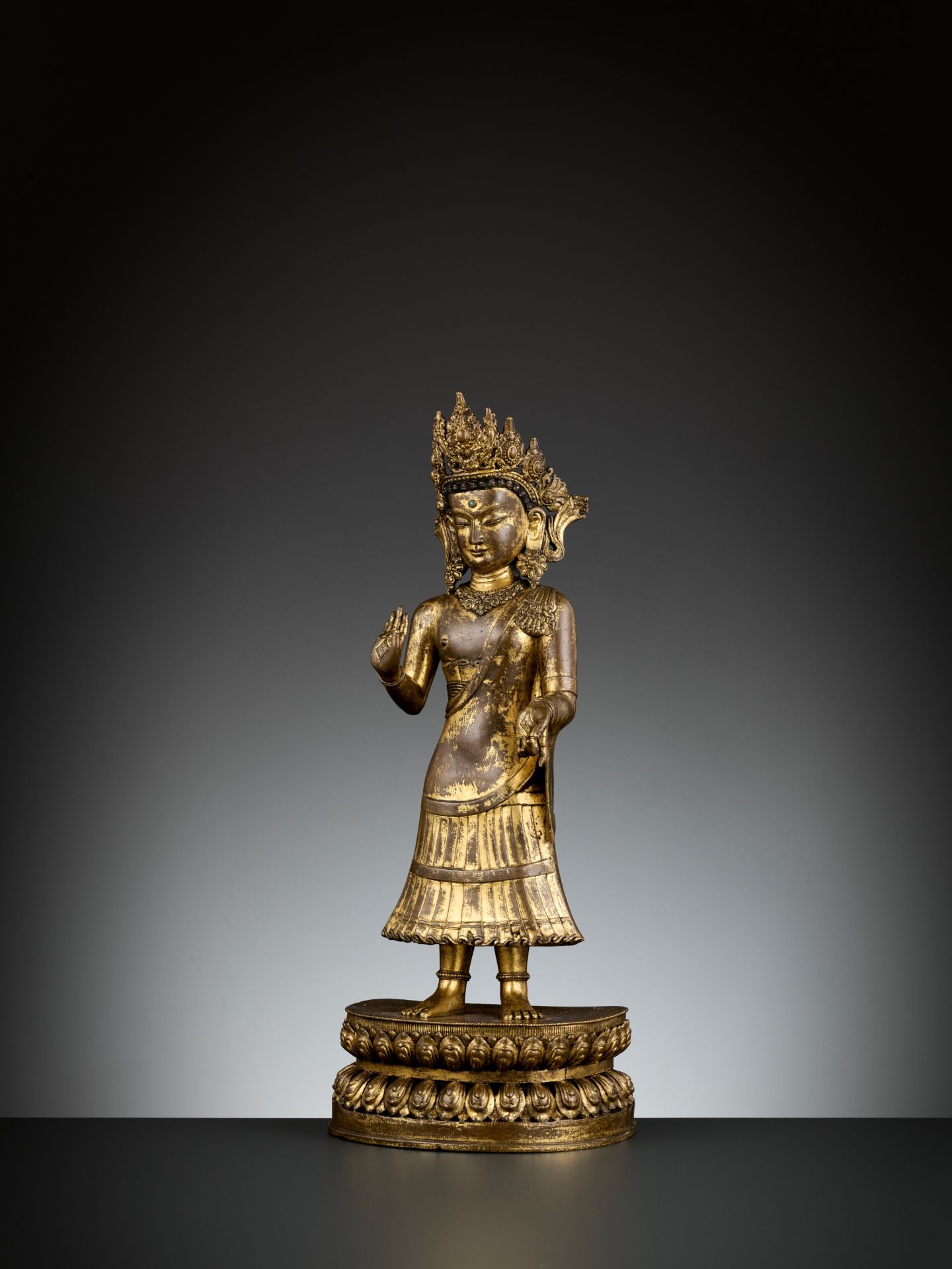 AN EXCEEDINGLY RARE GILT BRONZE FIGURE OF DIPANKARA BUDDHA, LATE MALLA, THREE KINGDOMS PERIOD - Image 7 of 14
