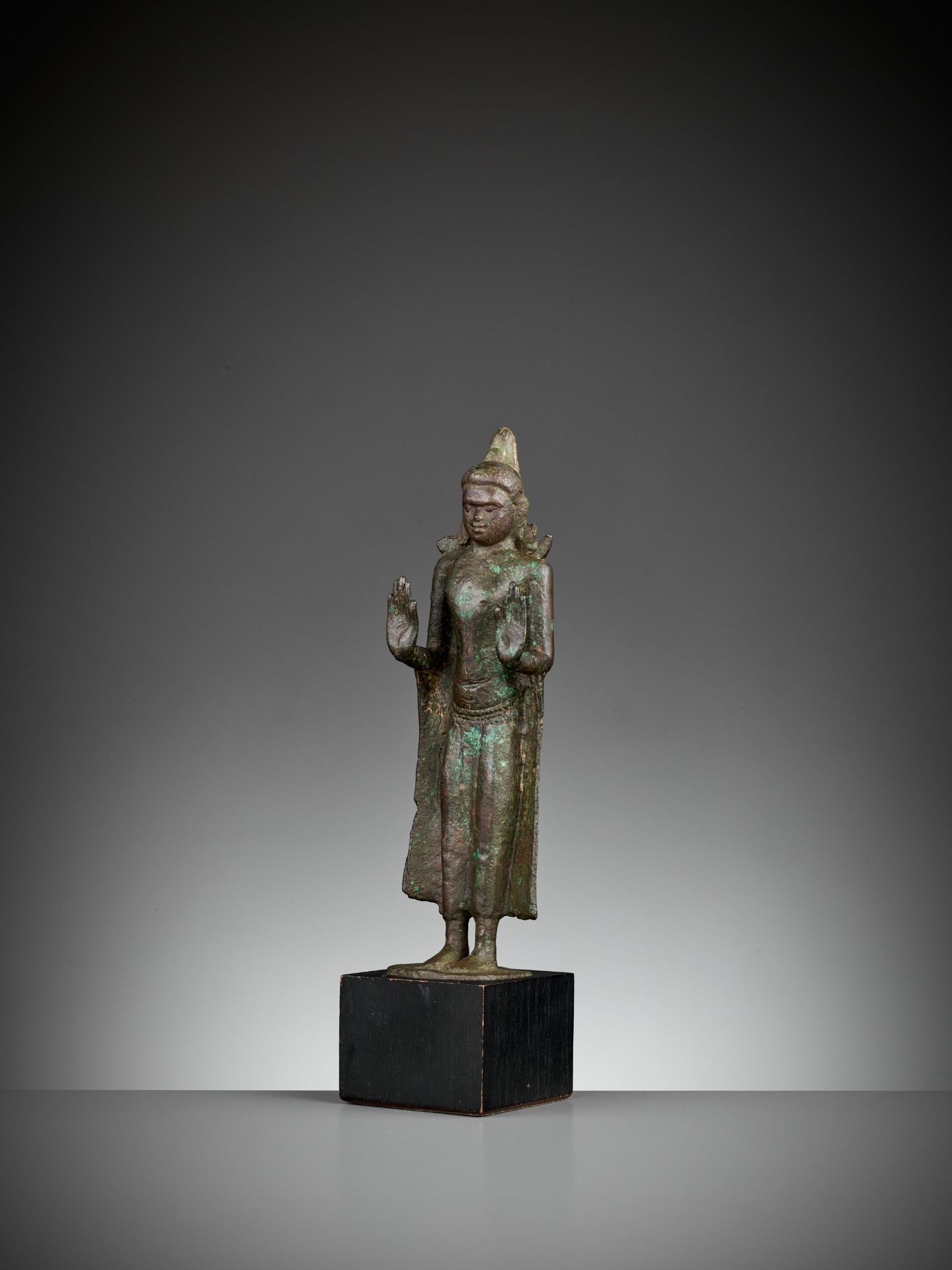 A KURKIHAR-STYLE BRONZE FIGURE OF A CROWNED BUDDHA, BIHAR - Image 2 of 10