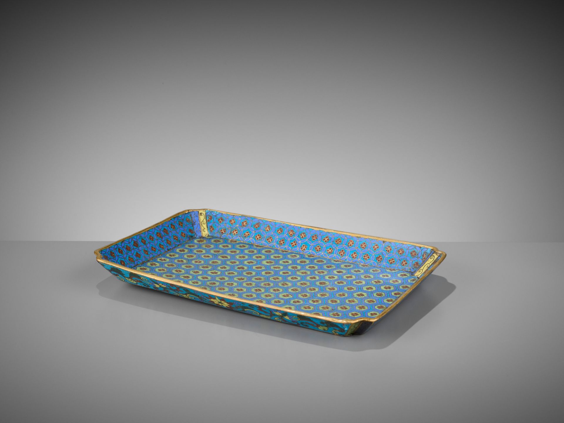 A GILT-BRONZE CLOISONNE ENAMEL TRAY, QIANLONG PERIOD - Bild 3 aus 6