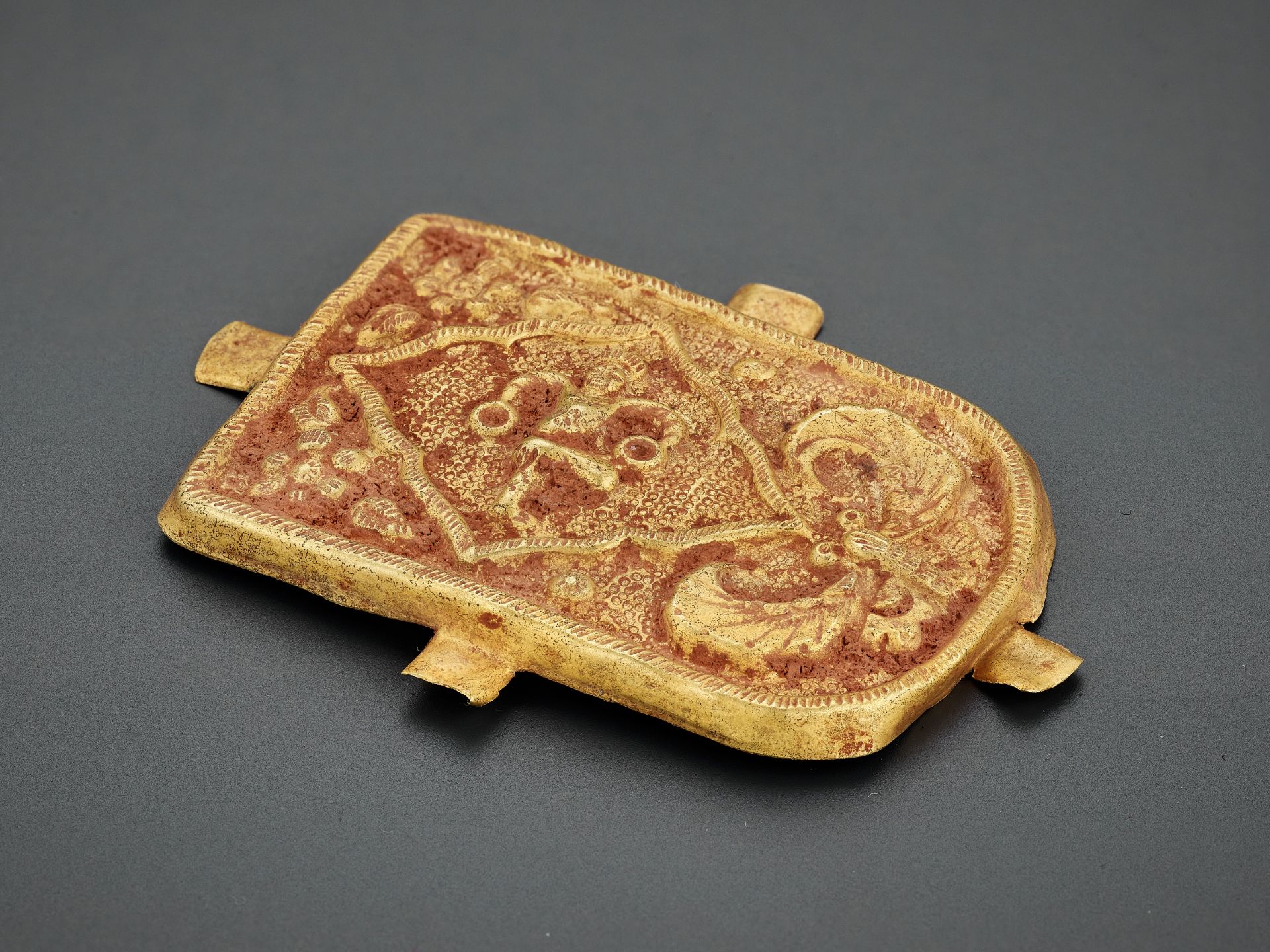 A 13-PART GOLD REPOUSSE BELT, TANG TO LIAO DYNASTY - Image 5 of 7