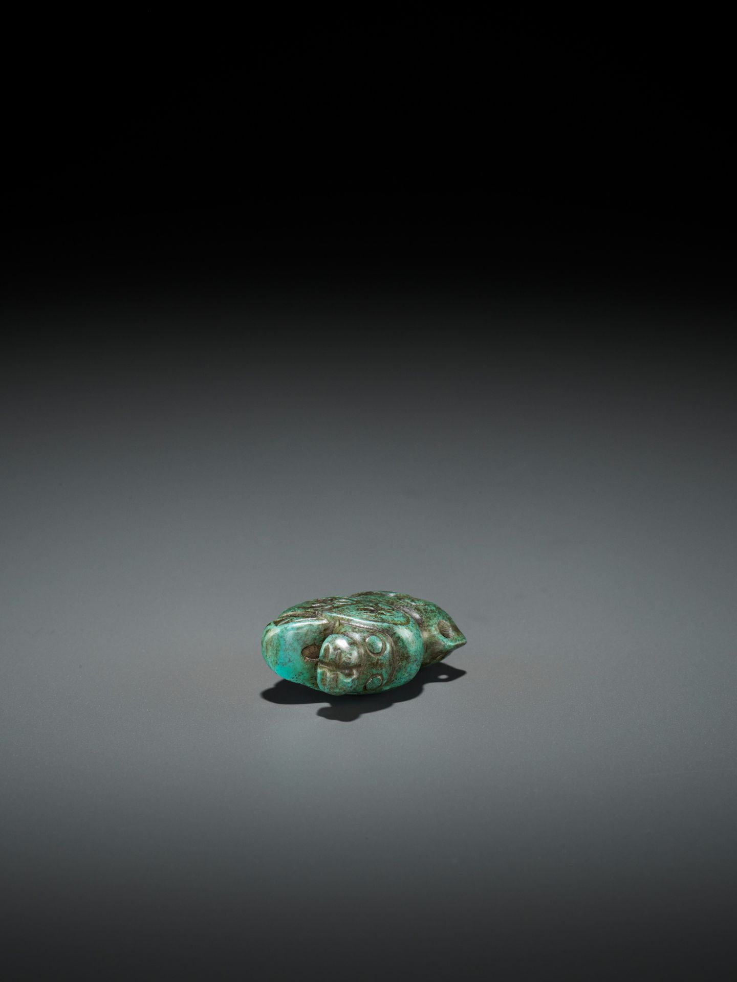 A TURQUOISE MATRIX PENDANT DEPICTING AN OWL, LATE SHANG DYNASTY - Image 12 of 13