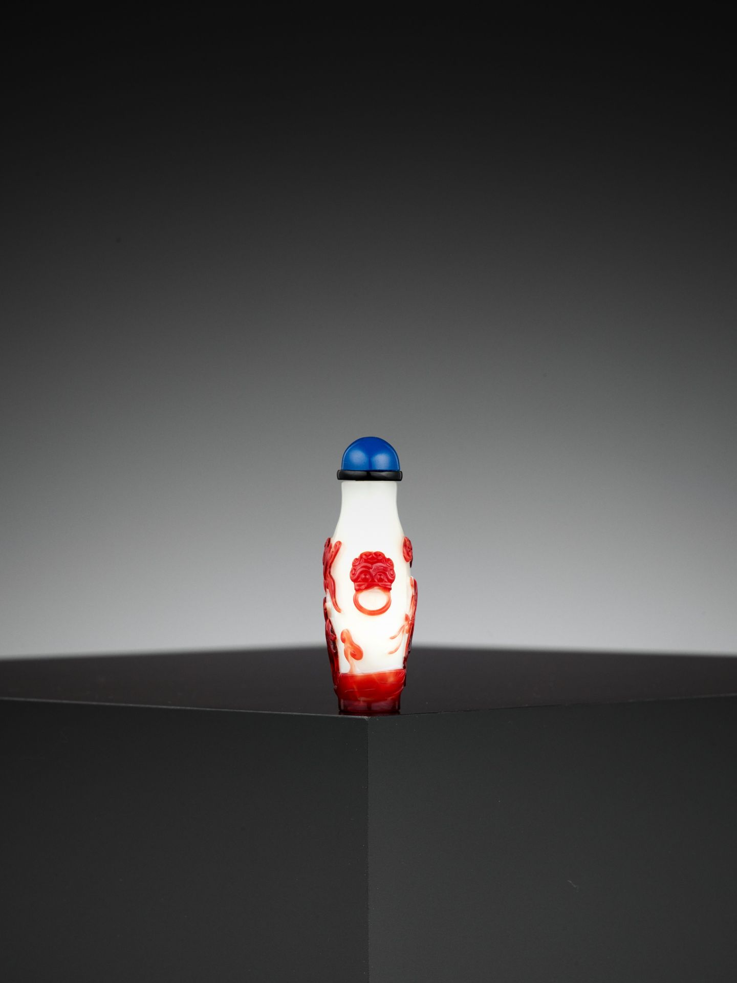 A RUBY-RED OVERLAY 'AUSPICIOUS' WHITE GLASS SNUFF BOTTLE, QING DYNASTY - Image 3 of 7