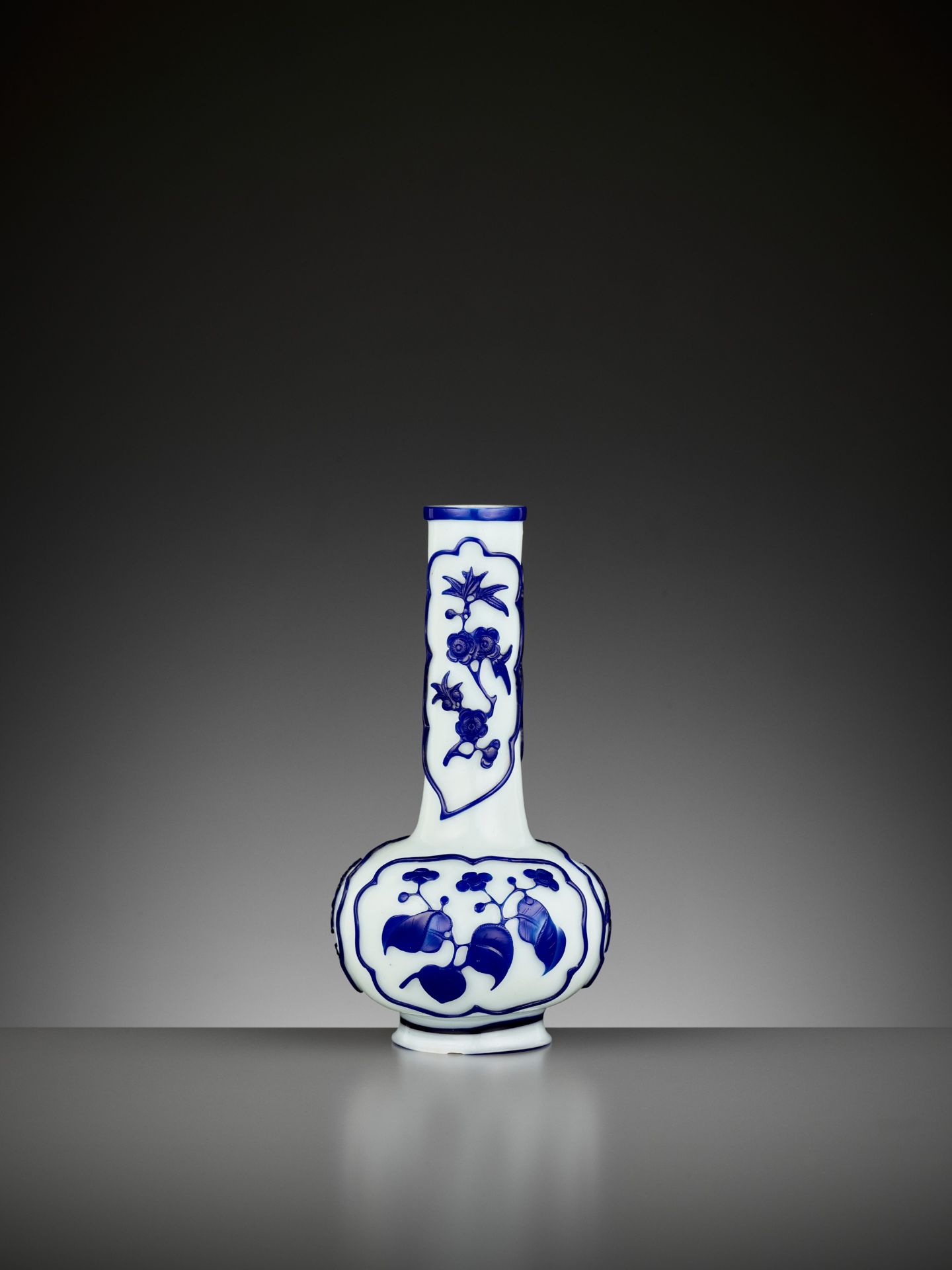 A BLUE OVERLAY WHITE GLASS BOTTLE VASE, GUANGXU MARK AND PERIOD - Image 8 of 10