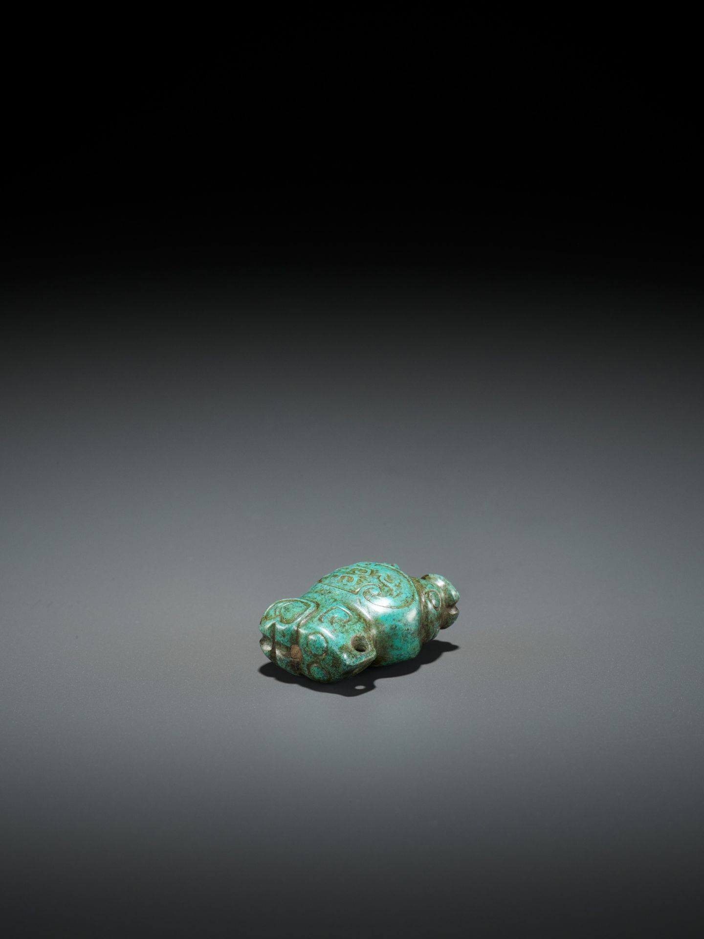 A TURQUOISE MATRIX PENDANT DEPICTING AN OWL, LATE SHANG DYNASTY - Image 11 of 13
