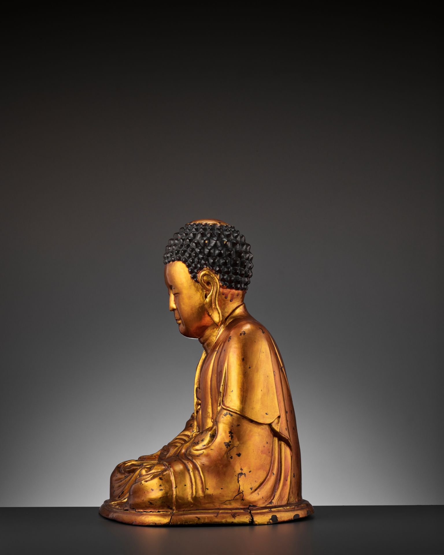 A MASSIVE GILT-LACQUERED WOOD FIGURE OF BUDDHA, 18TH-19TH CENTURY - Image 3 of 11