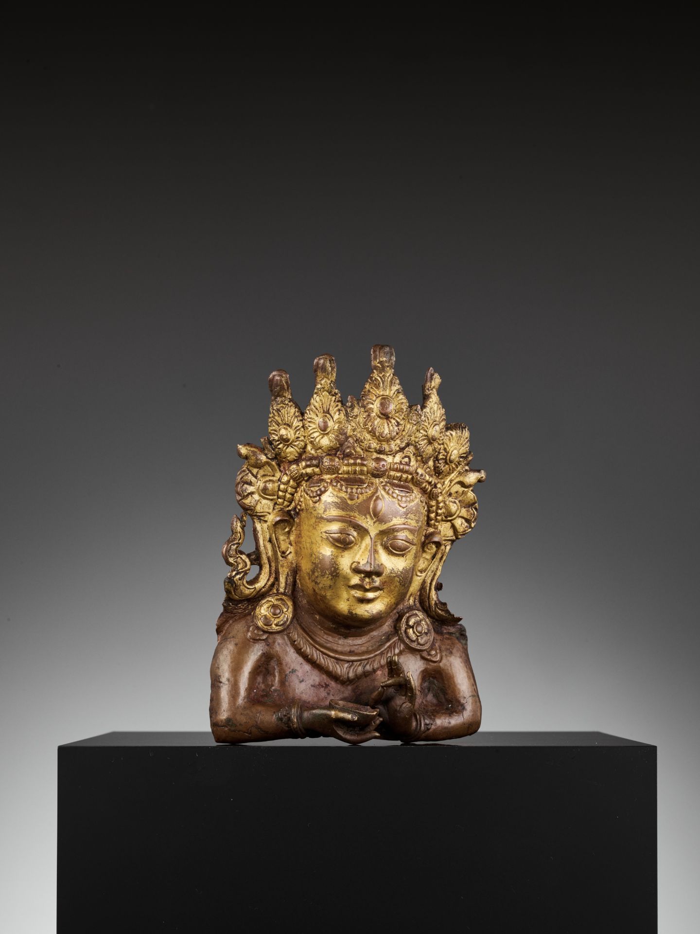 A GILT COPPER REPOUSSE RELIEF DEPICTING A BODHISATTVA - Bild 11 aus 11