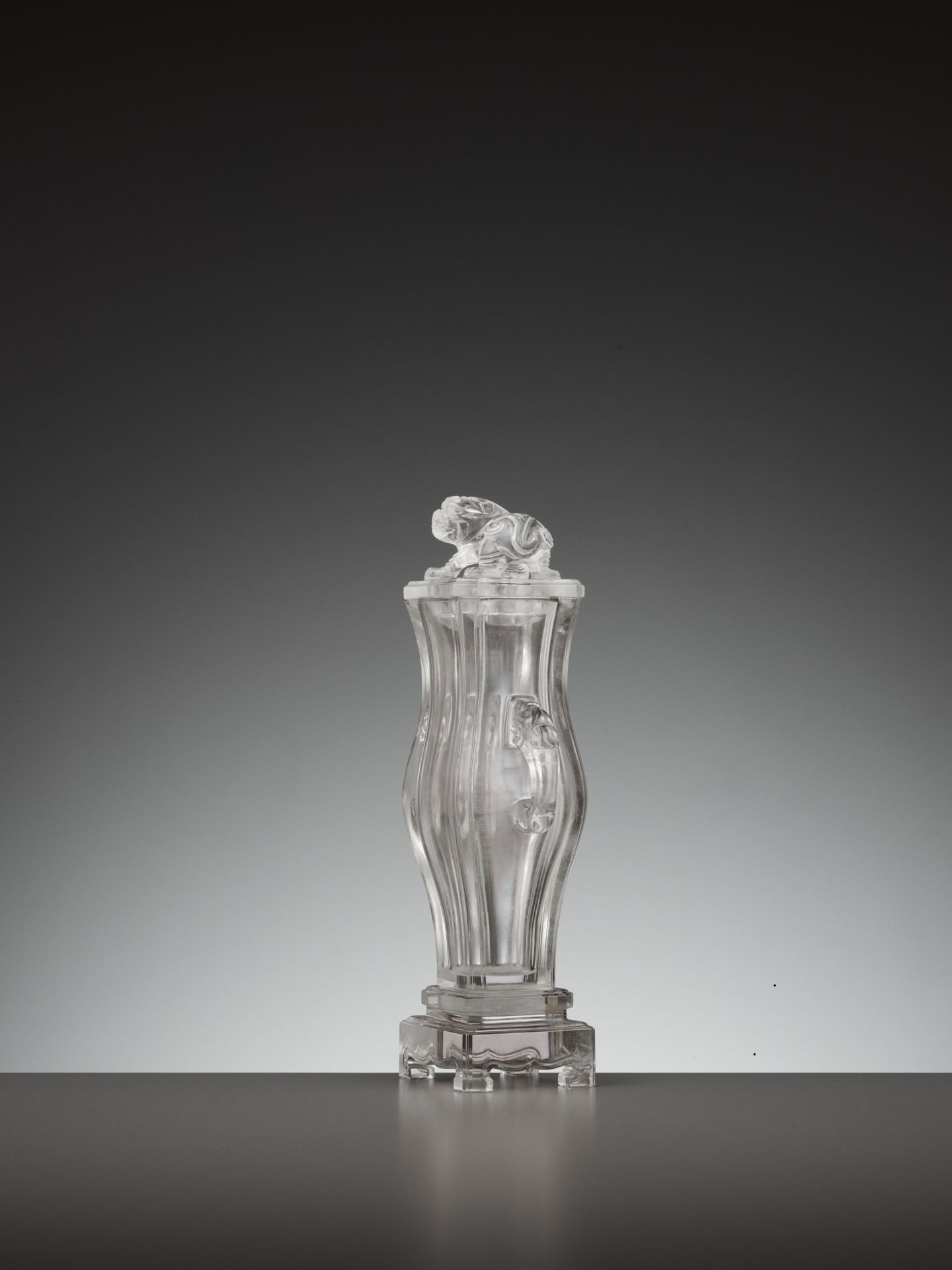 A RARE ROCK CRYSTAL PARFUMIÈRE WITH A 'BUDDHIST LION' FINIAL, QIANLONG PERIOD - Bild 6 aus 15