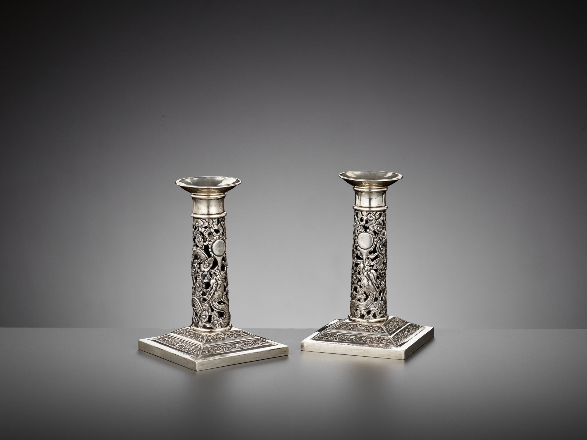 A PAIR OF RETICULATED SILVER CANDLESTICKS, WANG HING, LATE QING DYNASTY - Bild 8 aus 15