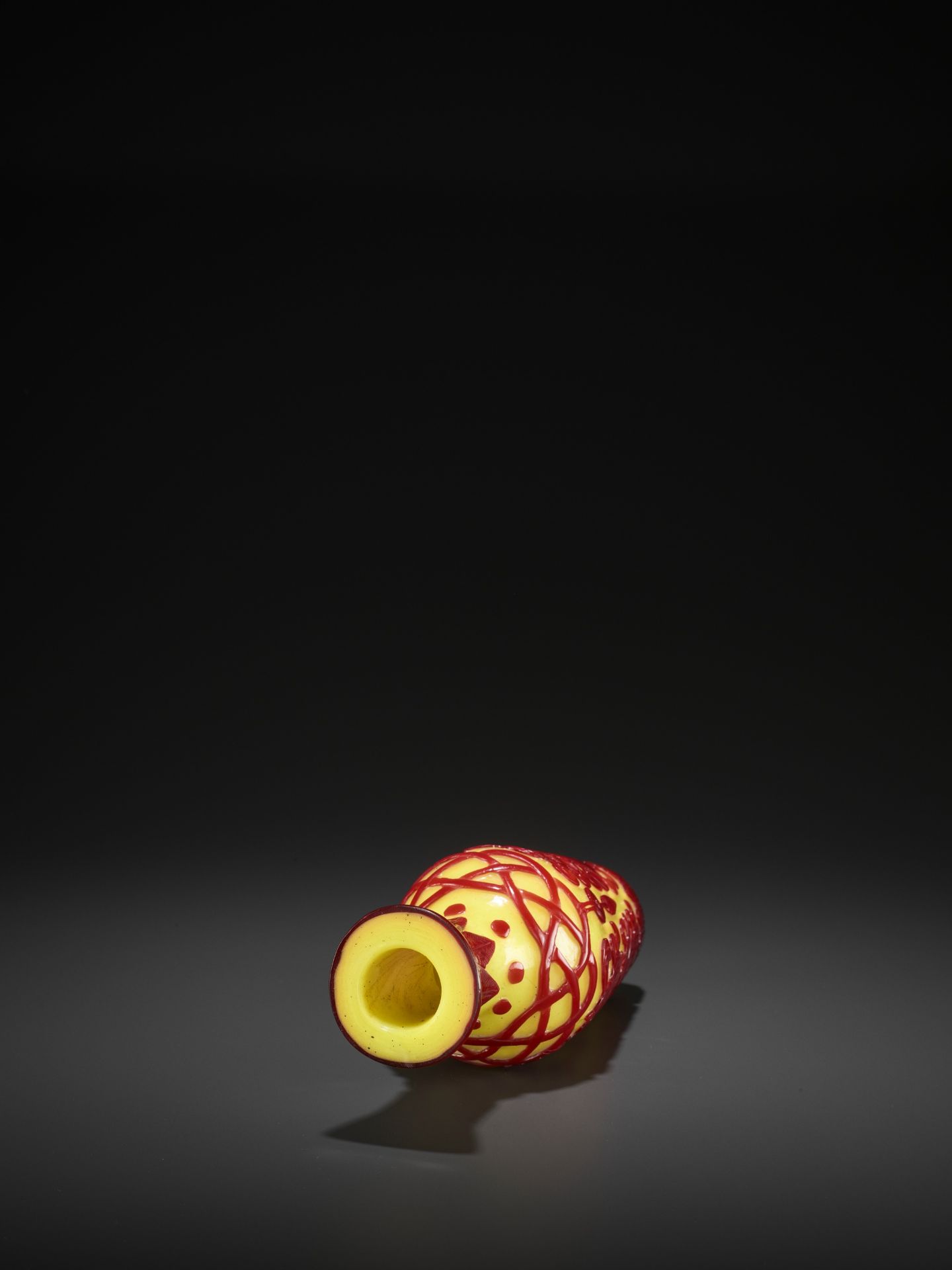 A RED-OVERLAY YELLOW GLASS 'BAJIXIANG' VASE, MID-QING - Image 6 of 7