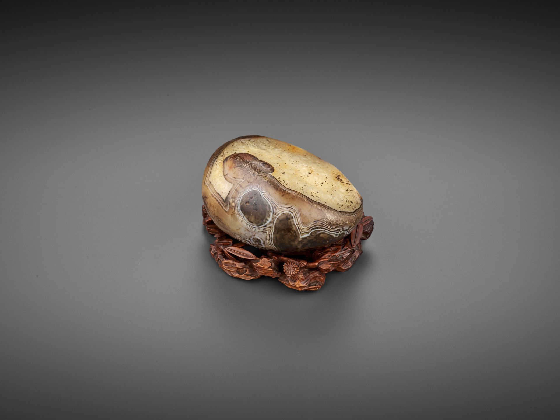 A RARE AGATE 'RECUMBENT HARE' PEBBLE, SONG TO EARLY MING DYNASTY - Image 9 of 16