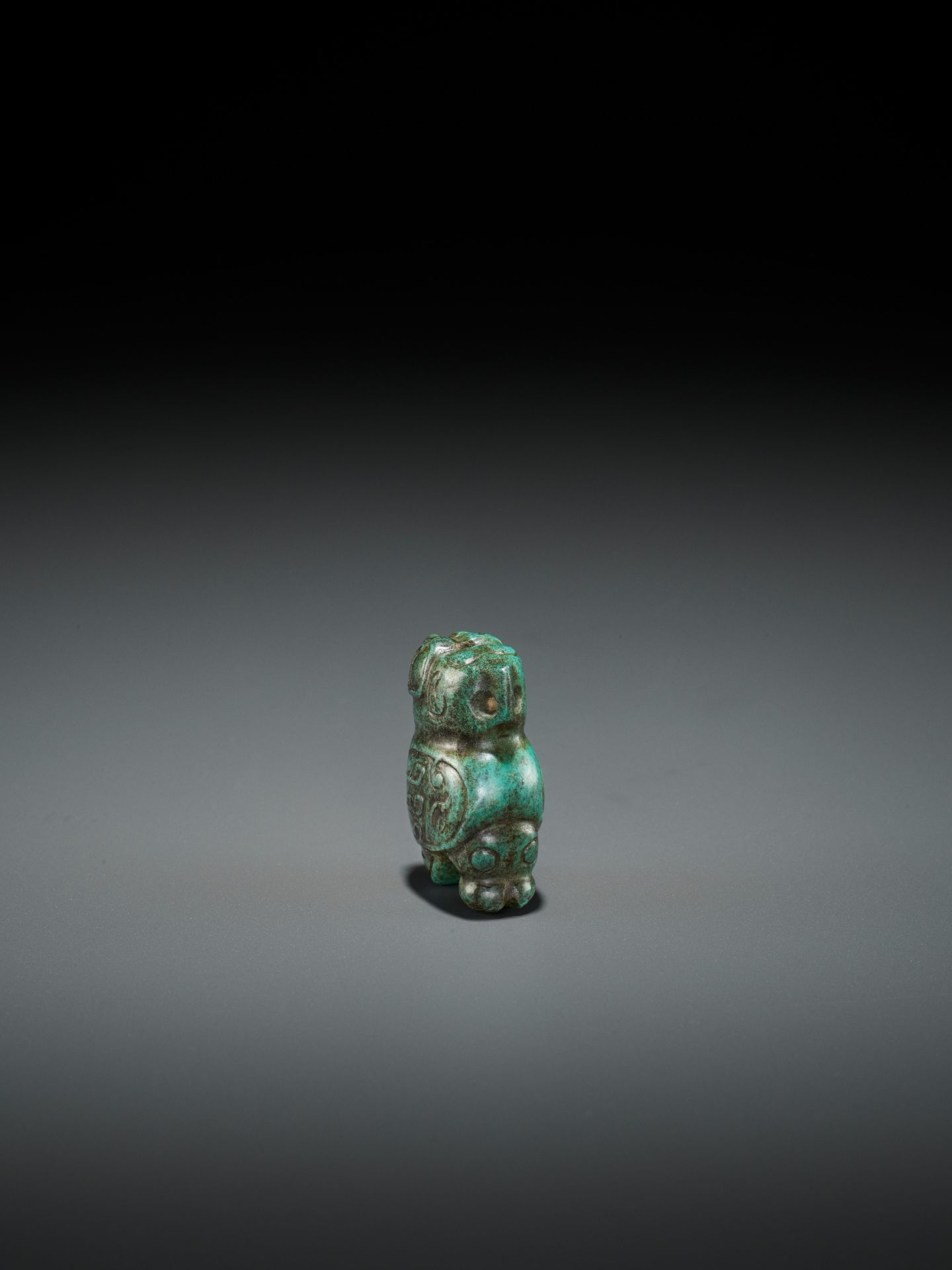 A TURQUOISE MATRIX PENDANT DEPICTING AN OWL, LATE SHANG DYNASTY - Image 9 of 13