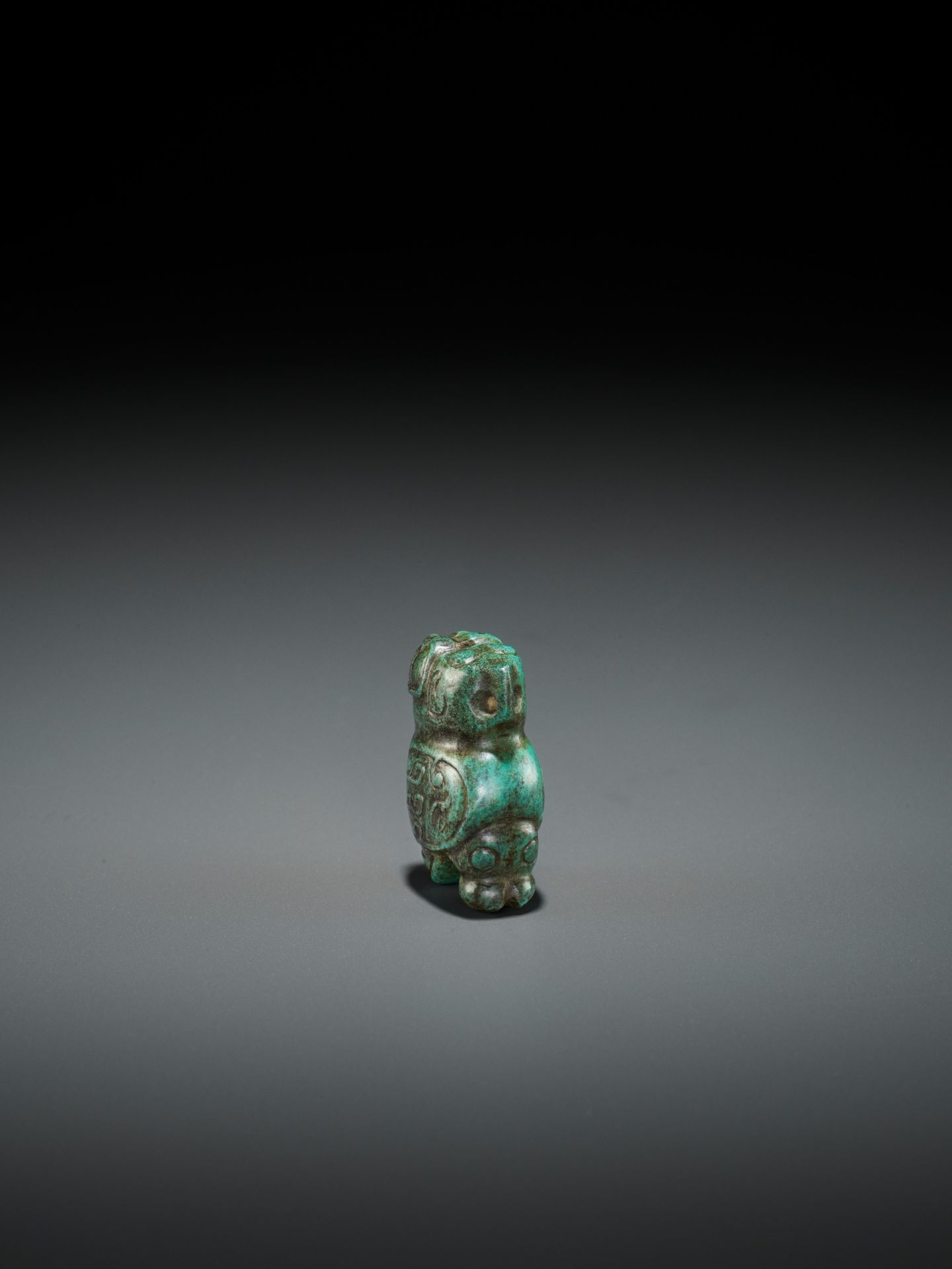 A TURQUOISE MATRIX PENDANT DEPICTING AN OWL, LATE SHANG DYNASTY - Bild 9 aus 13