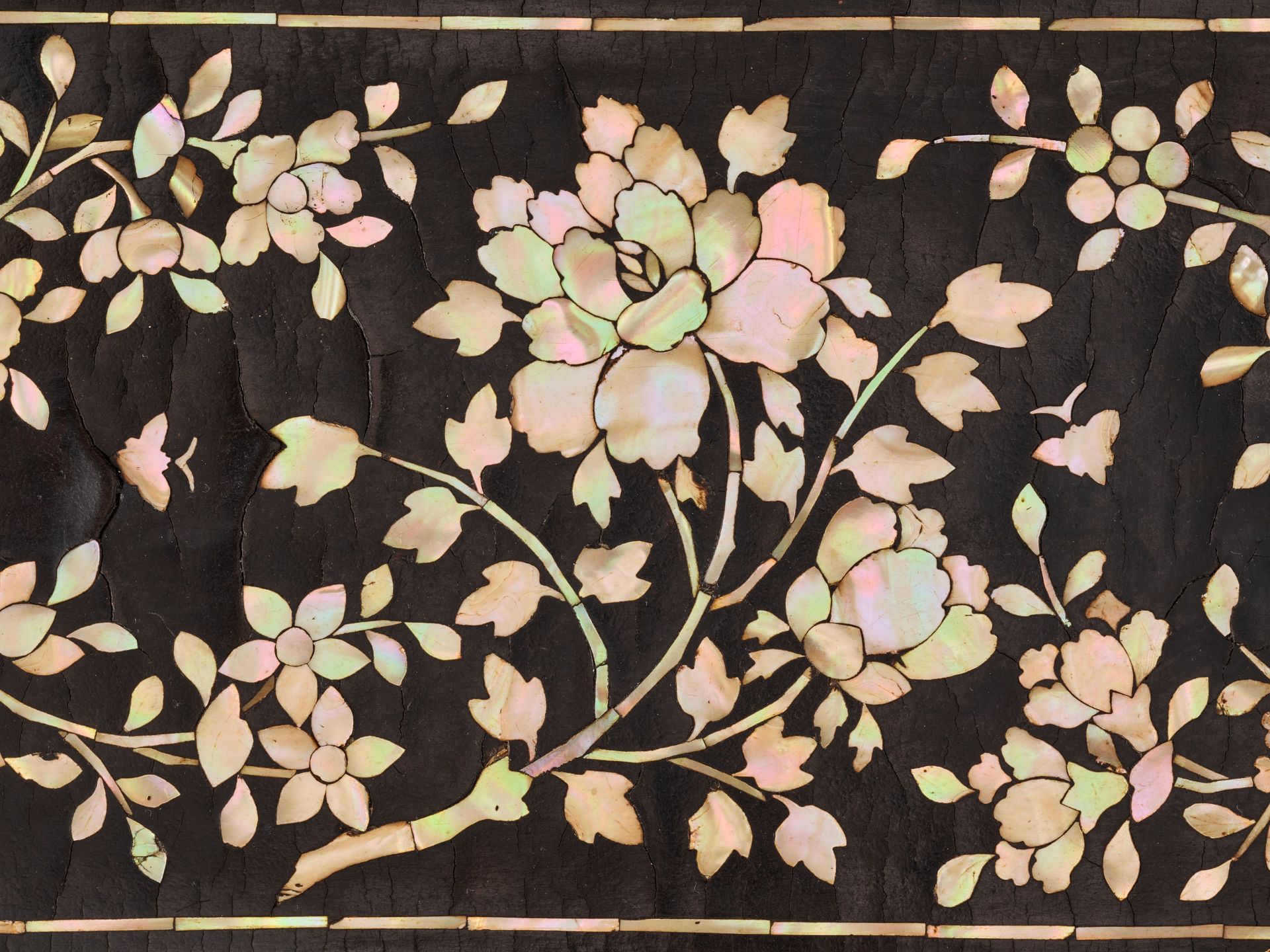 A MOTHER-OF-PEARL INLAID BLACK LACQUER 'PEONY' TRAY, MING DYNASTY - Image 3 of 12