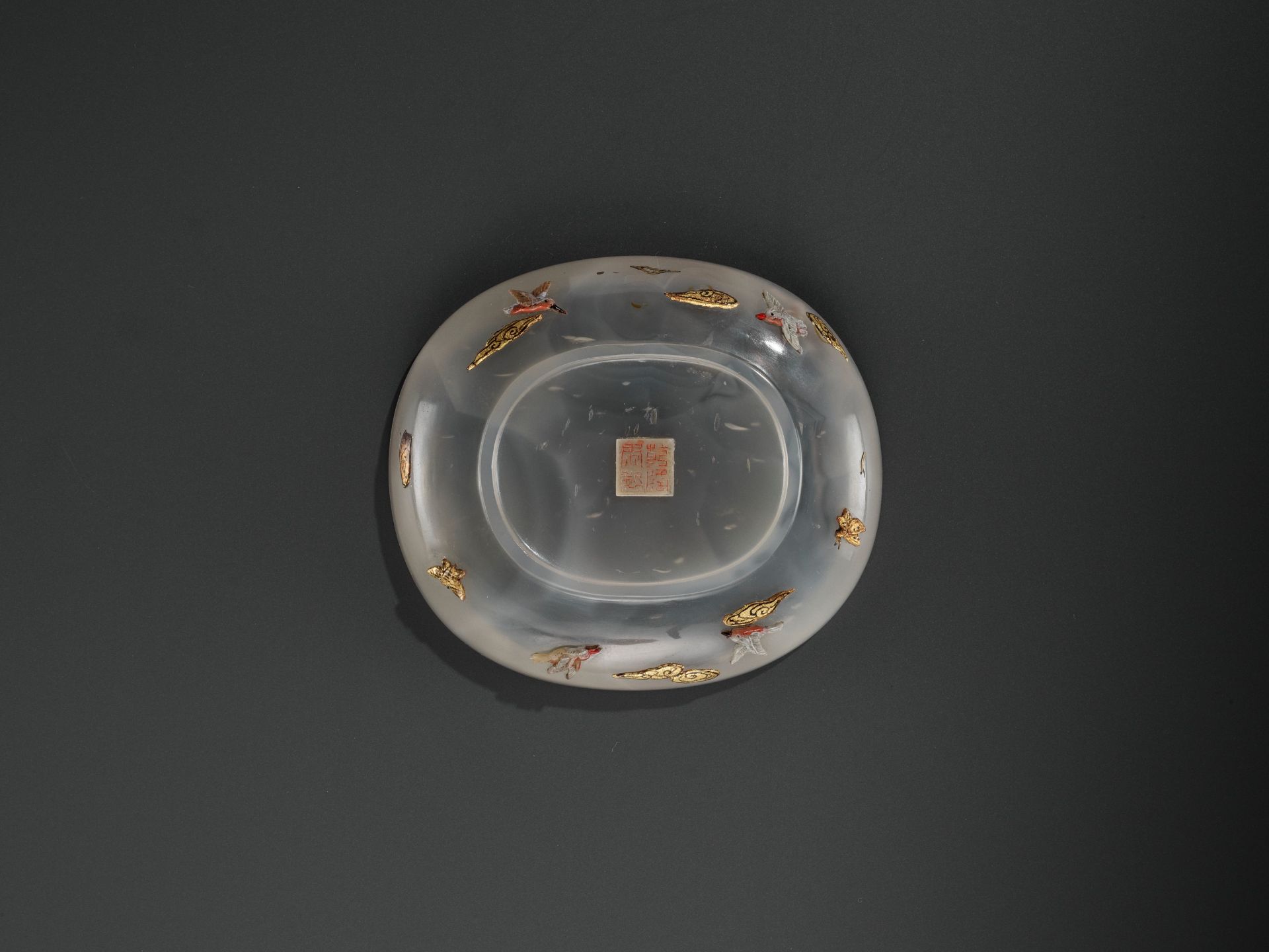 AN EMBELLISHED 'PICKING LOTUS' AGATE BOX, QING DYNASTY - Image 5 of 11