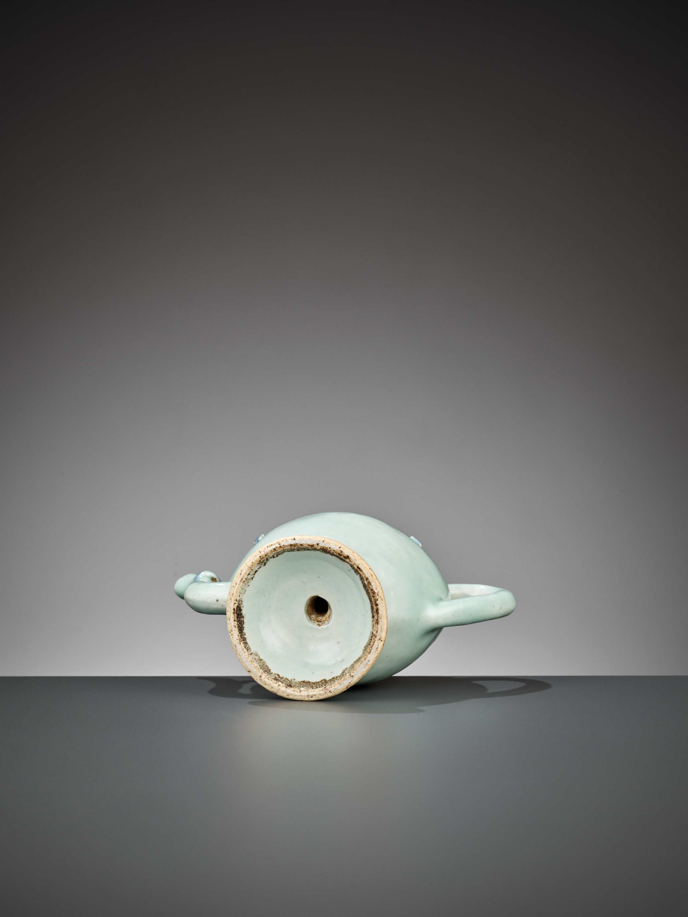 A CELADON-GLAZED 'CADOGAN' WINE POT, EARLIER QING - Bild 10 aus 10