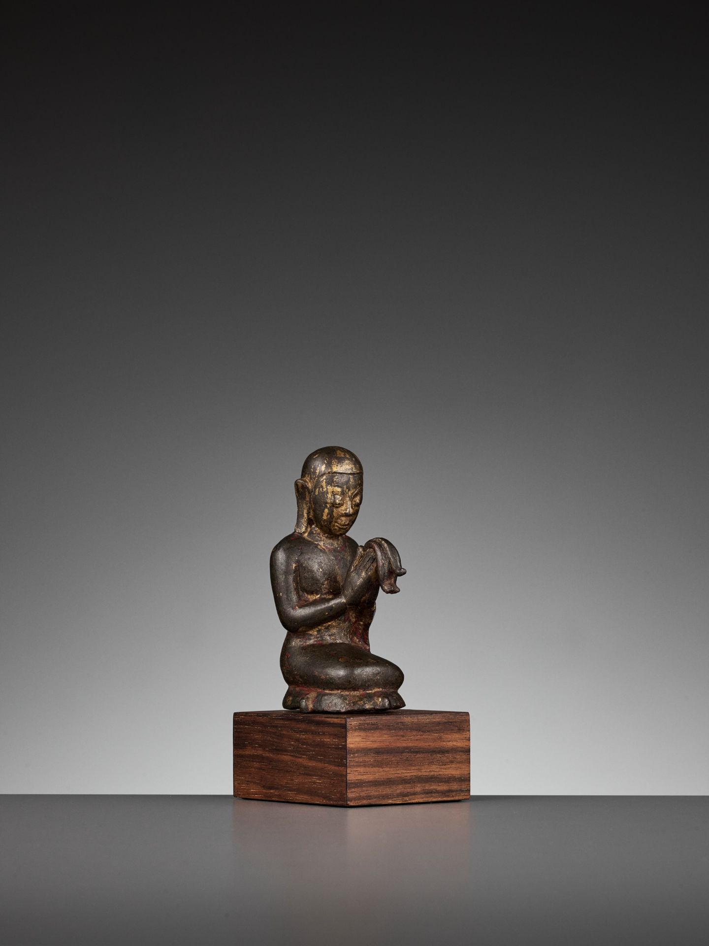 A SMALL BRONZE OF A WORSHIPPER, SHAN STATE - Image 9 of 10
