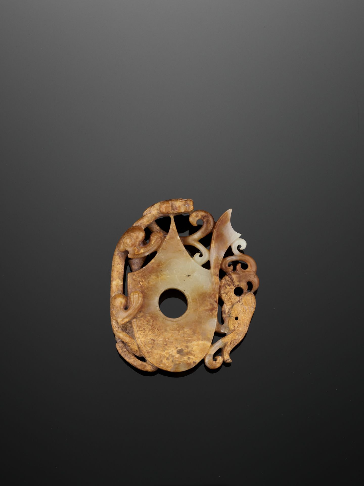A CELADON AND RUSSET JADE SHE-SHAPED 'CHILONG AND PHOENIX' PLAQUE, HAN DYNASTY - Image 2 of 9
