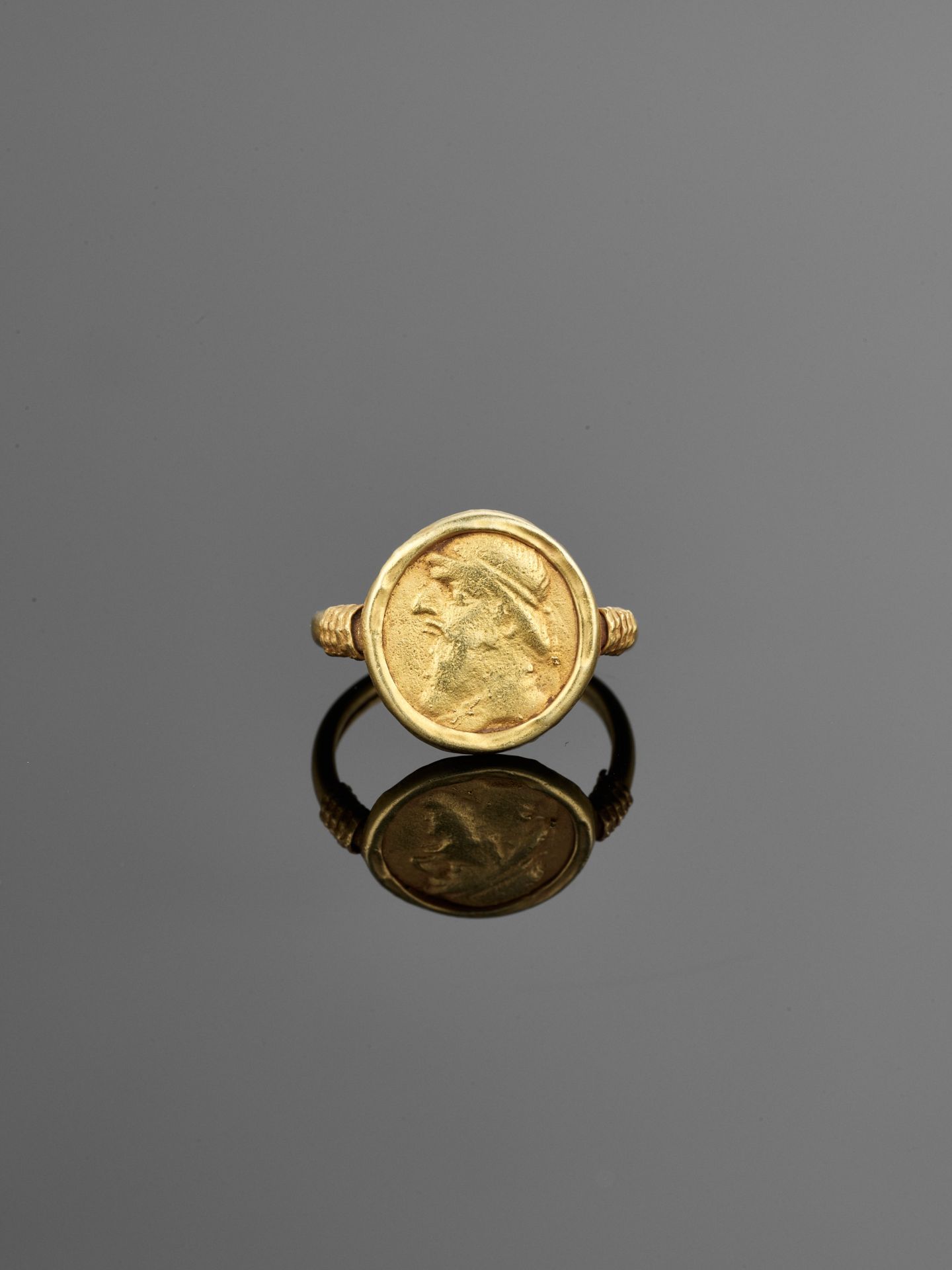 A SET OF EIGHT ANCIENT GANDHARA COIN GOLD RINGS - Image 13 of 14