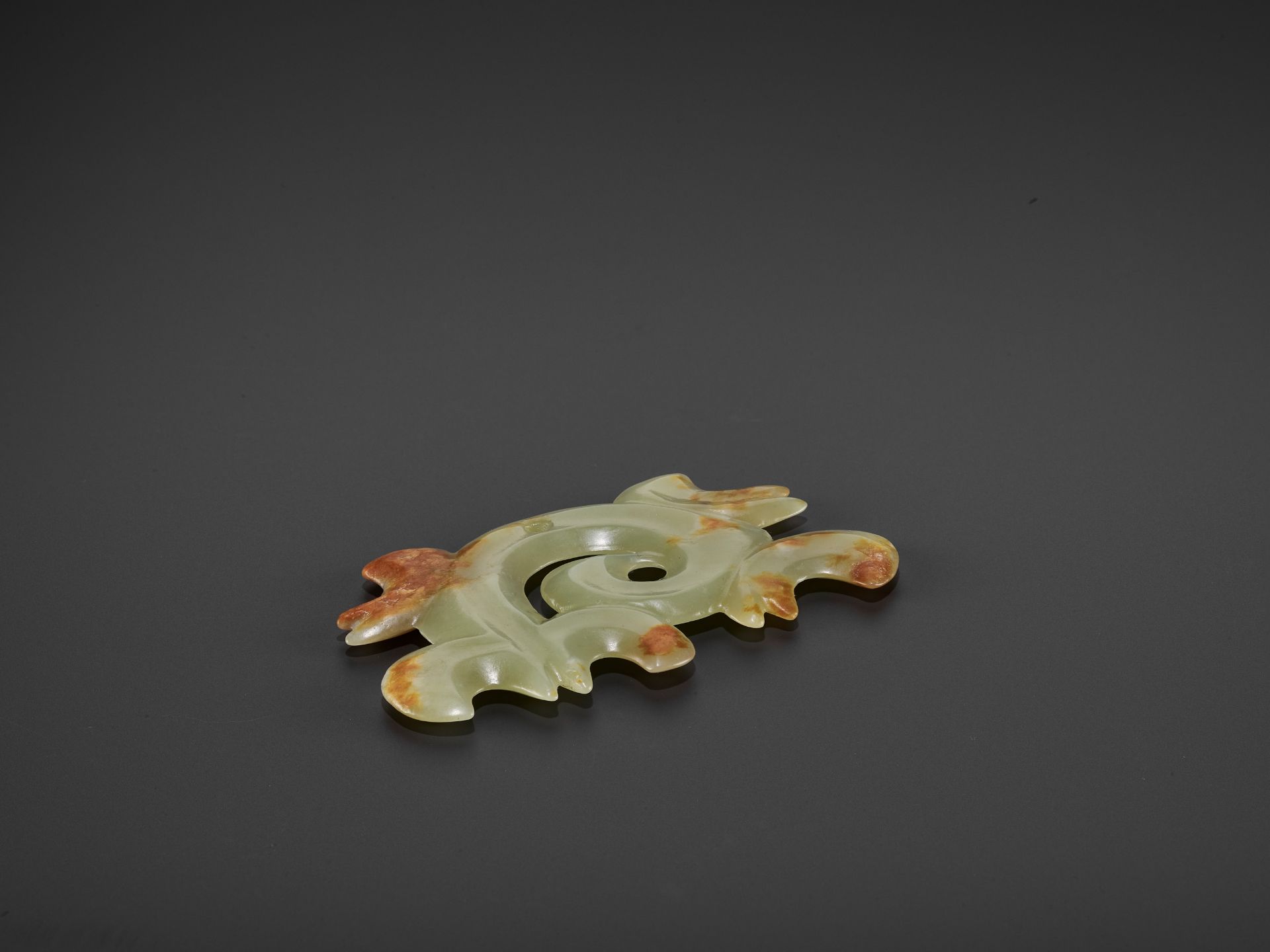 A RARE YELLOW AND RUSSET JADE 'CLOUD-SCROLL' PENDANT, HONGSHAN CULTURE - Image 5 of 10