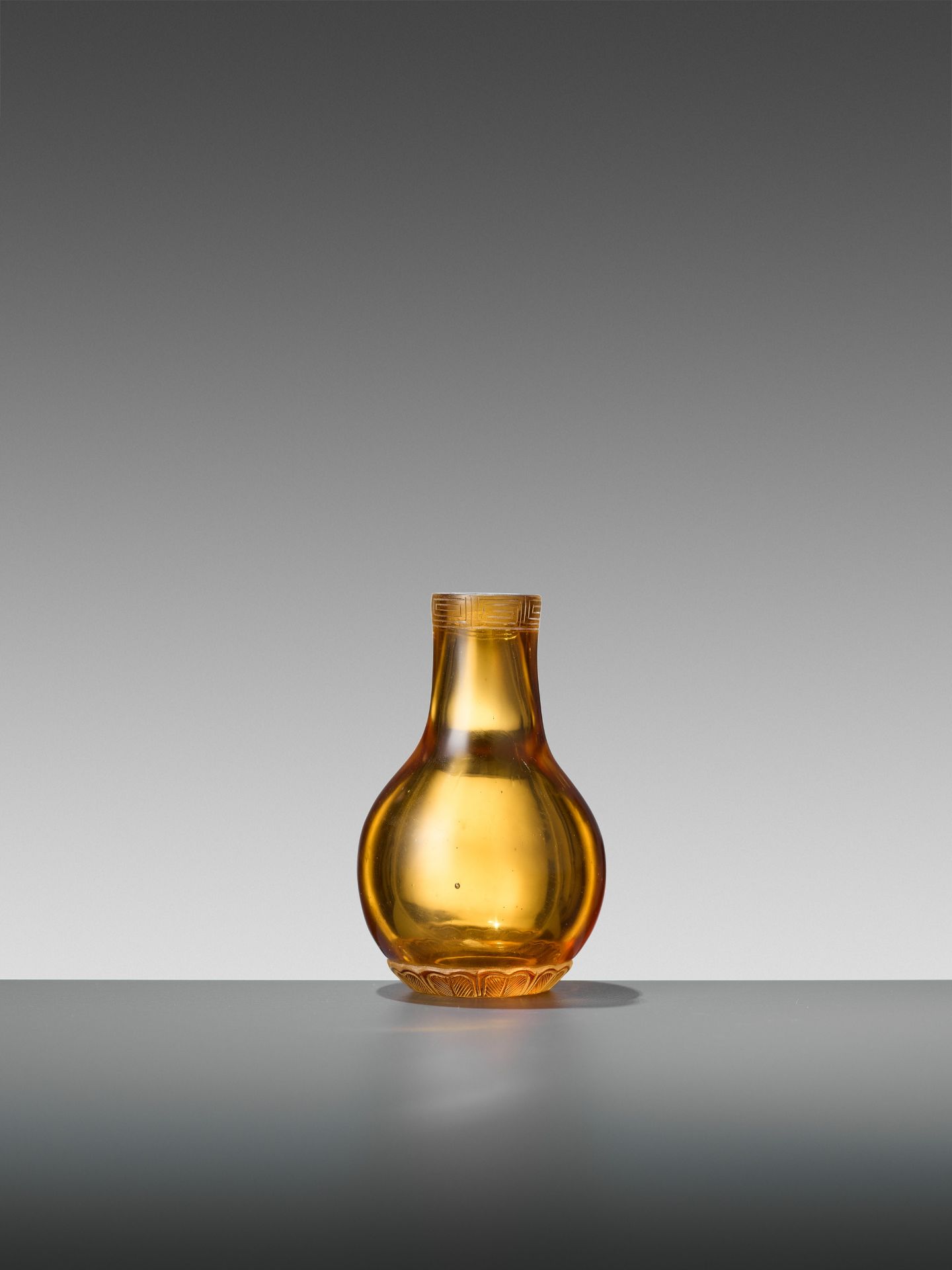 AN AMBER GLASS MINIATURE BOTTLE VASE, TONGZHI MARK AND PERIOD - Image 5 of 6