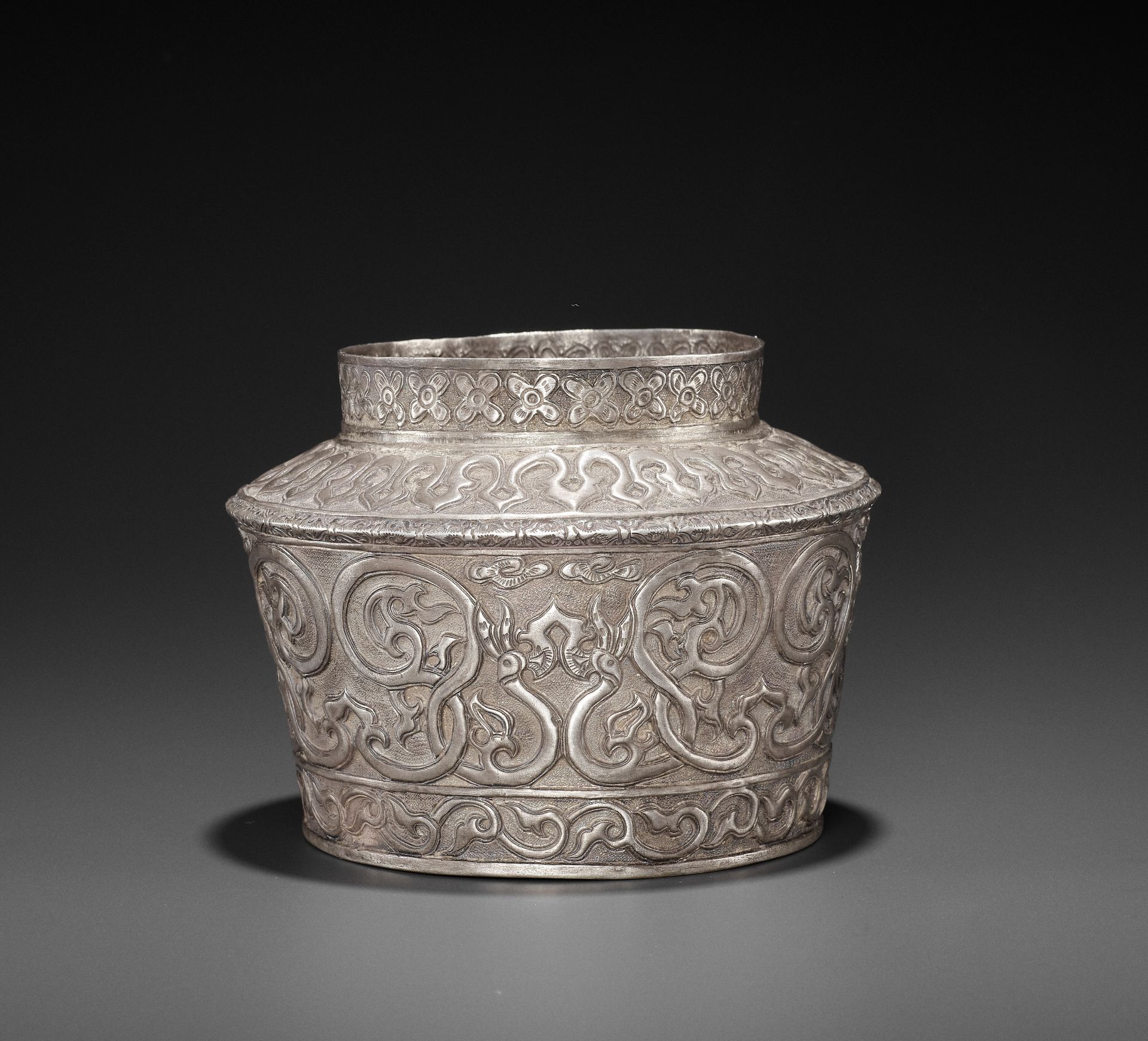 AN EXTREMELY RARE AND FINE CHAM SILVER REPOUSSE BOWL WITH PHOENIXES