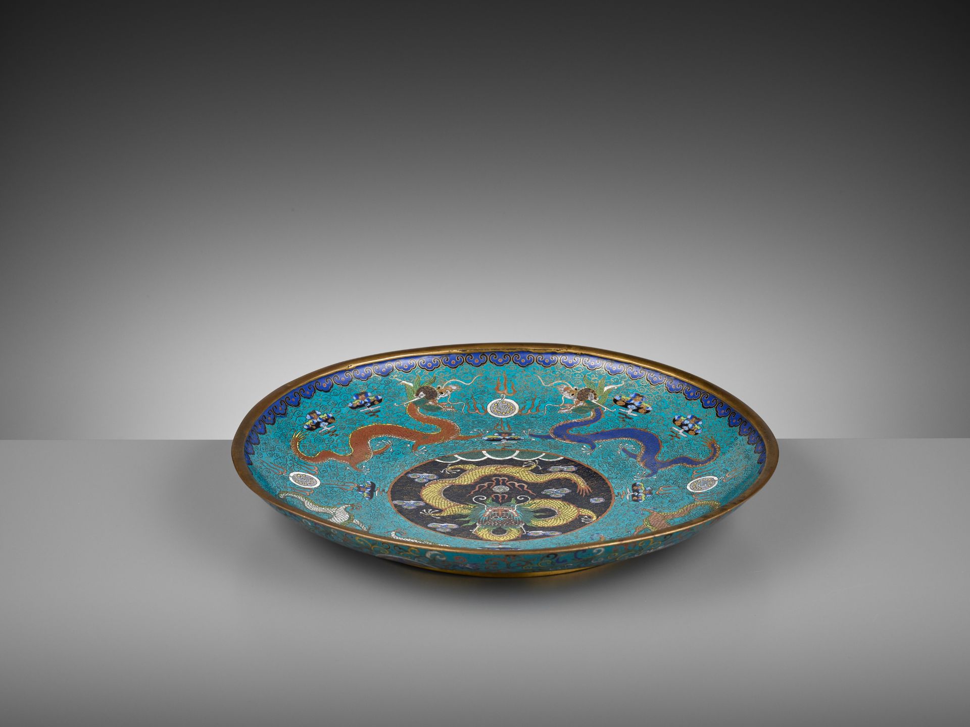 A LARGE GILT-BRONZE CLOISONNE ENAMEL 'DRAGON' DISH, QING DYNASTY - Image 4 of 5