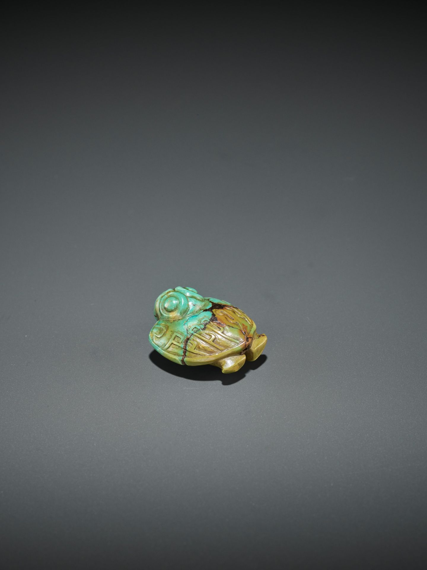 A TURQUOISE PENDANT DEPICTING A BIRD, SHANG TO WESTERN ZHOU DYNASTY - Image 8 of 12
