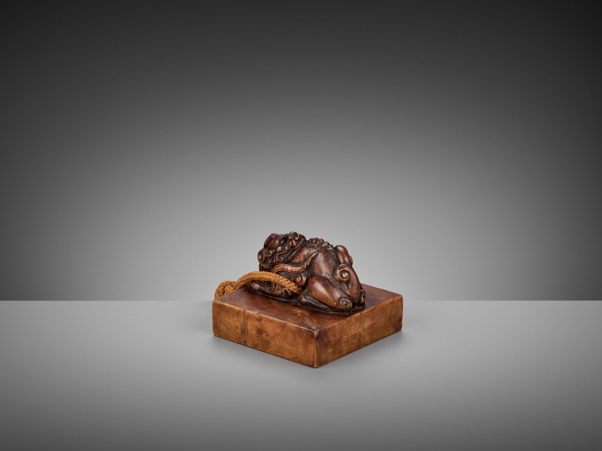 A CARVED SANDALWOOD 'RECUMBENT DRAGON' SEAL, QIANLONG CHENHAN - Image 17 of 17