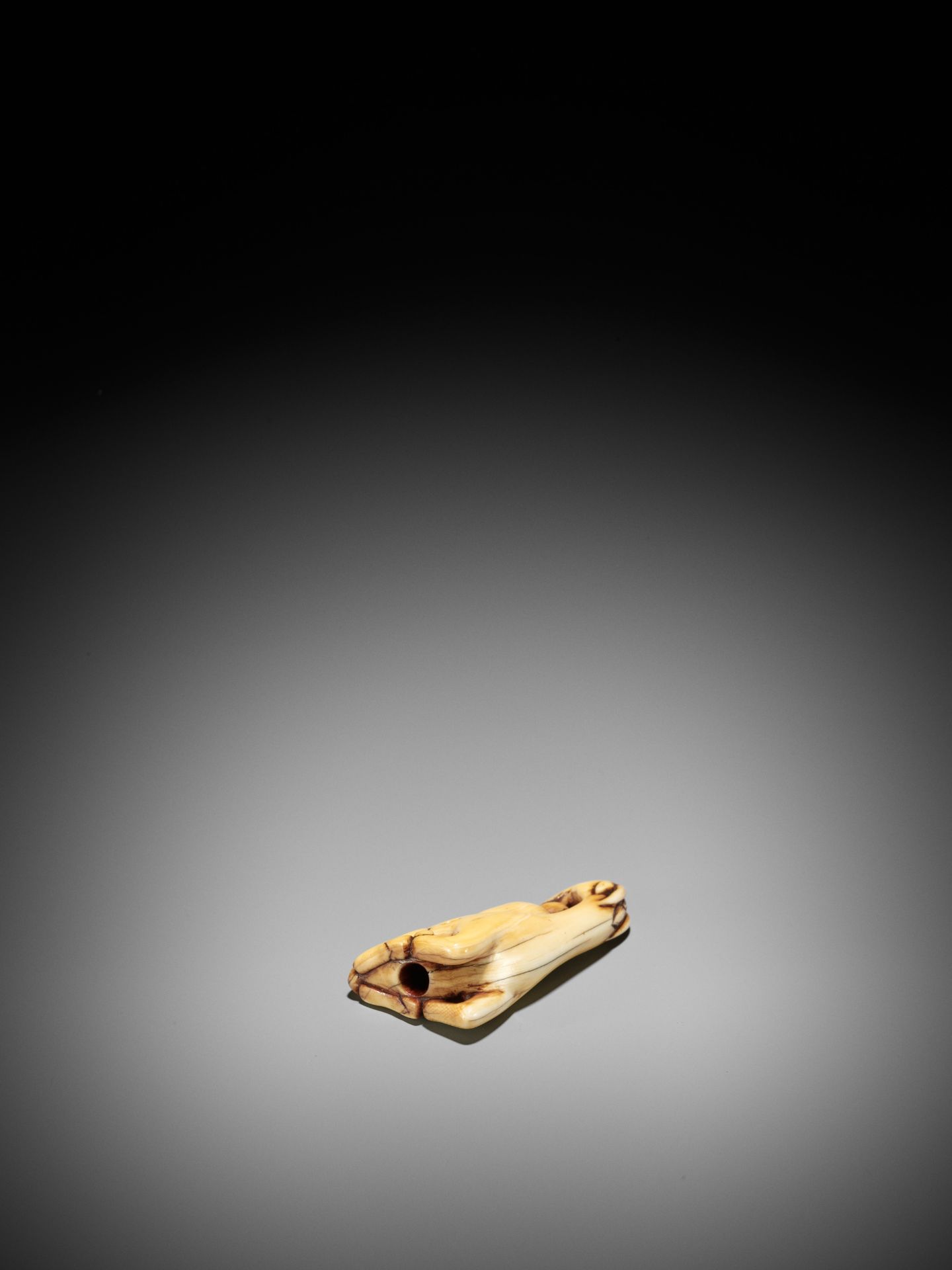 AN IVORY NETSUKE OF A SINIU AND MONKEY - Image 10 of 12