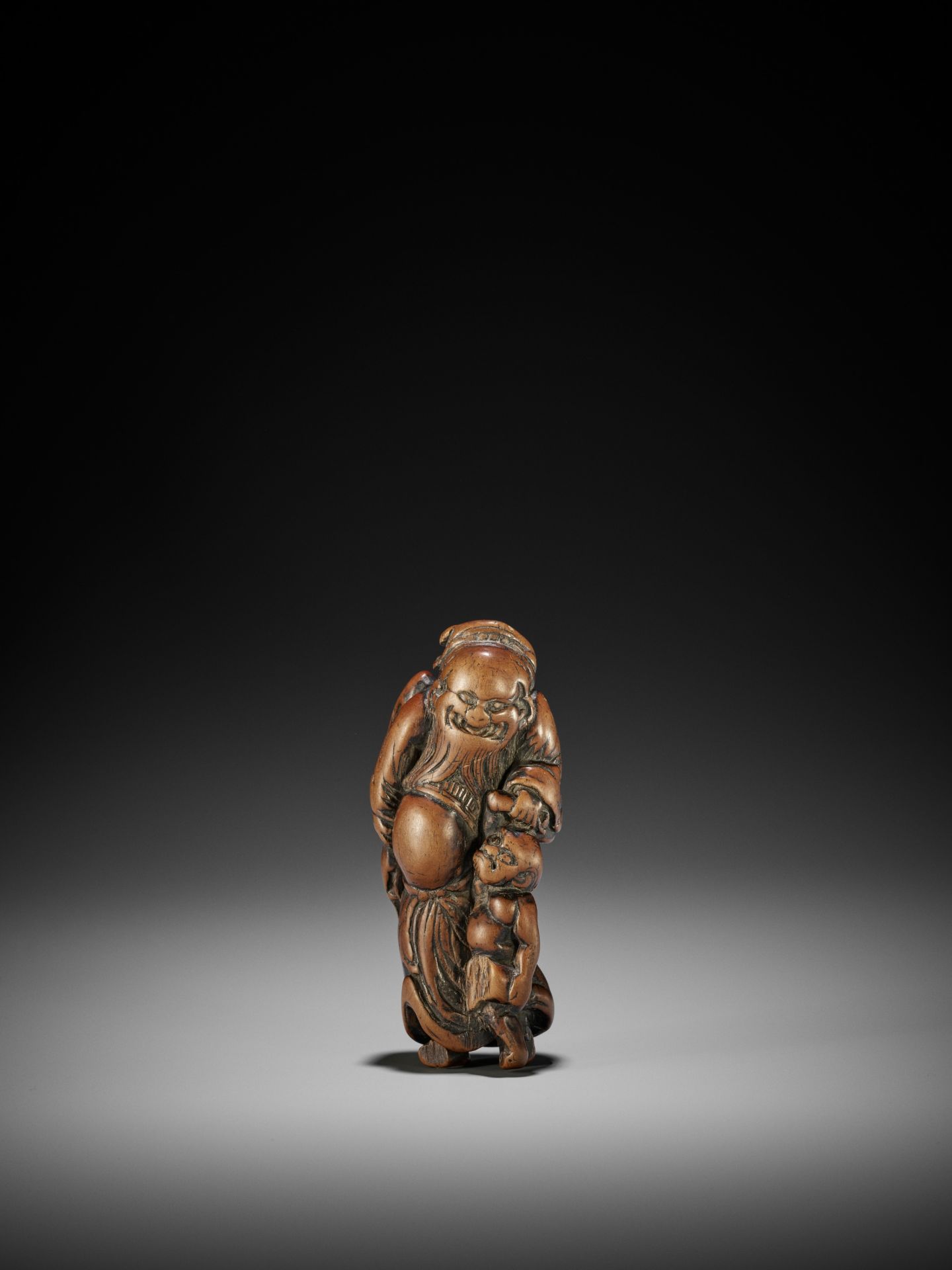 A LARGE WOOD NETSUKE OF SHOKI AND ONI - Image 2 of 6