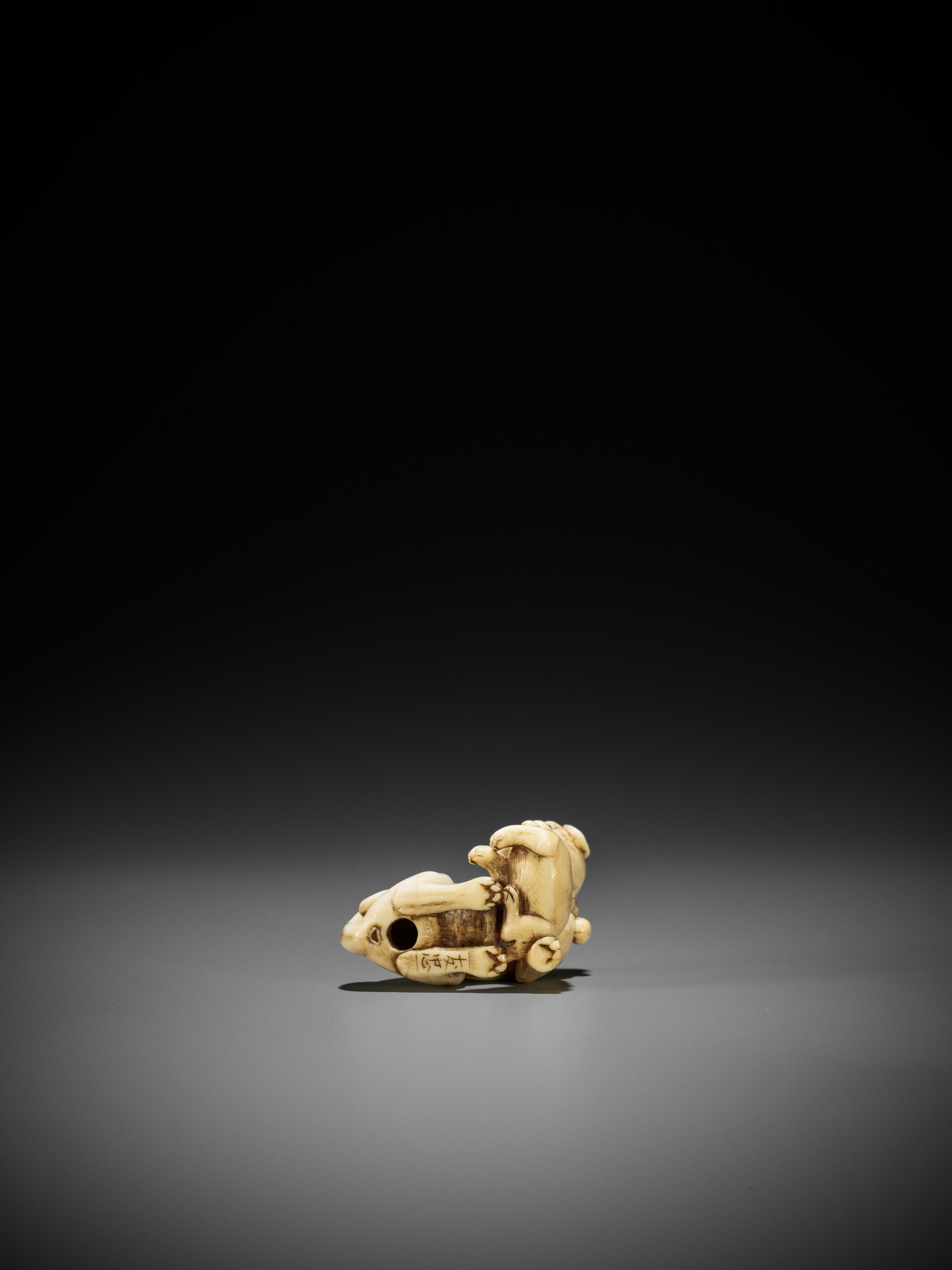 TOMOTADA: A FINE IVORY NETSUKE OF A BITCH AND PUP - Image 9 of 12