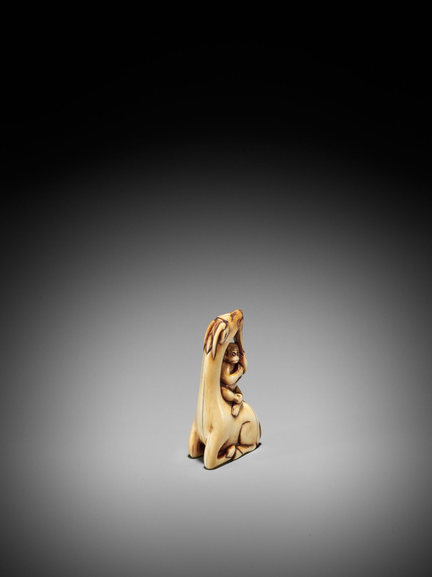 AN IVORY NETSUKE OF A SINIU AND MONKEY - Image 8 of 12